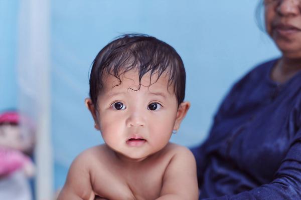 Bayi mungil bersama ibunya usai berenang