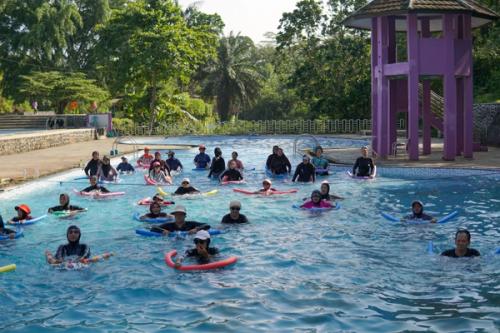 Kelas aqua bersama di kolam renang outdoor