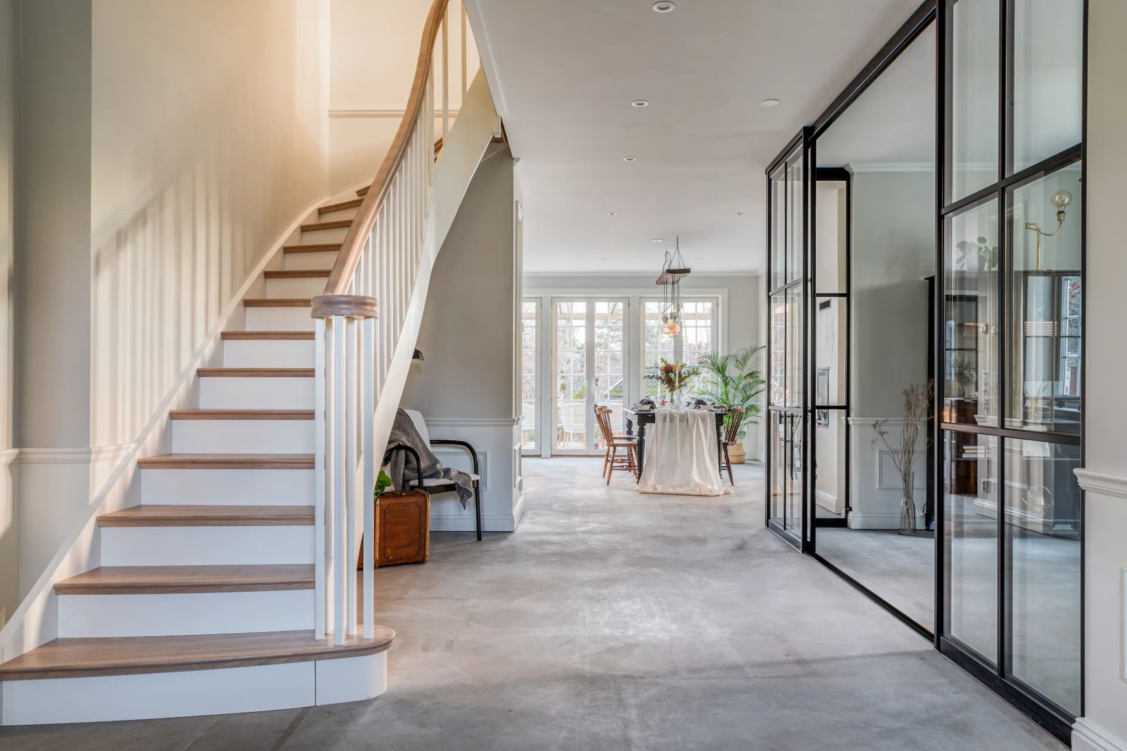 Måttanpassade skjutdörrar i glas med svart aluminiumprofil, Stockholm