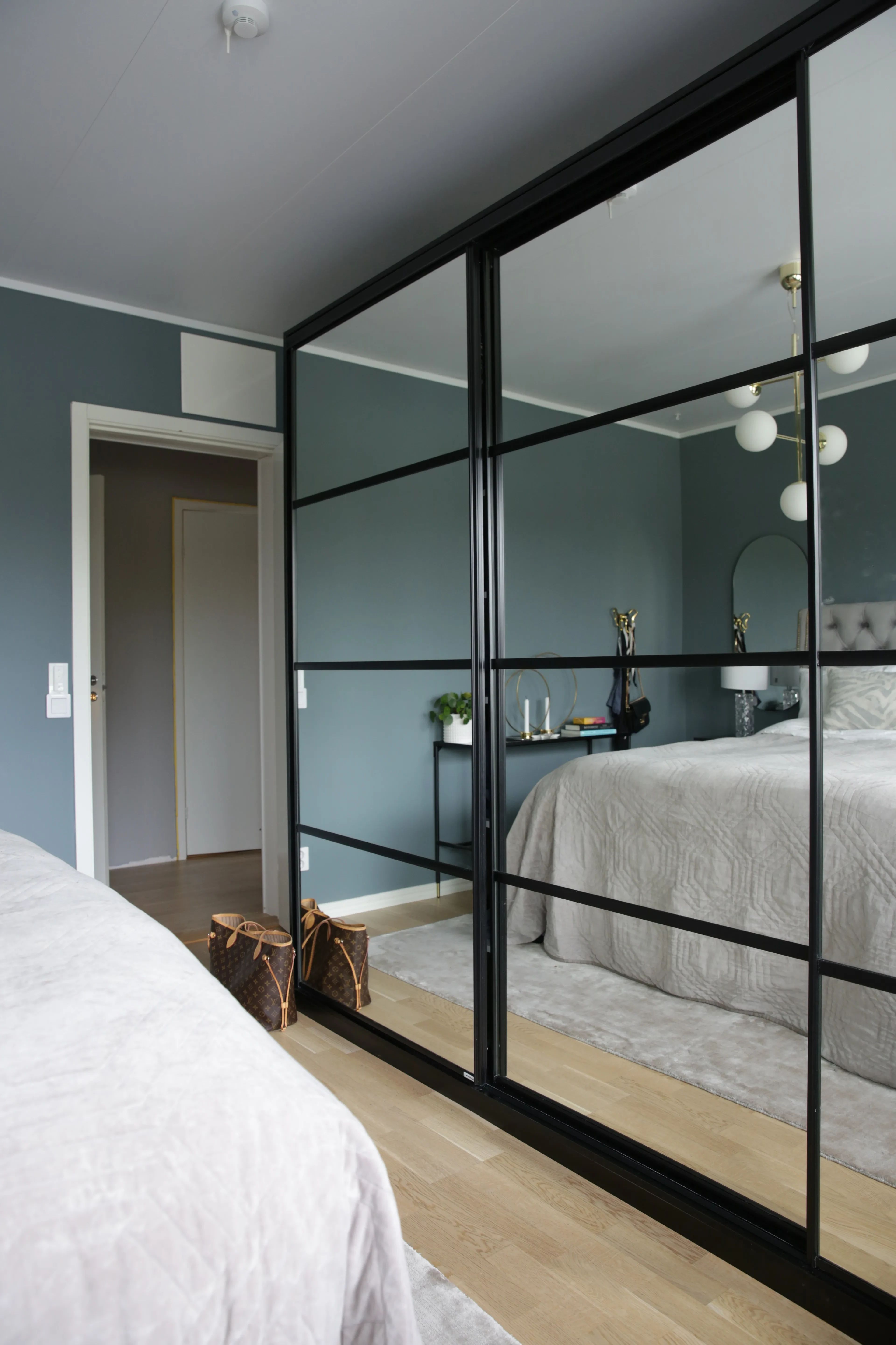 Säde Home showroom i Skogås med skjutdörrar i spegelfronter