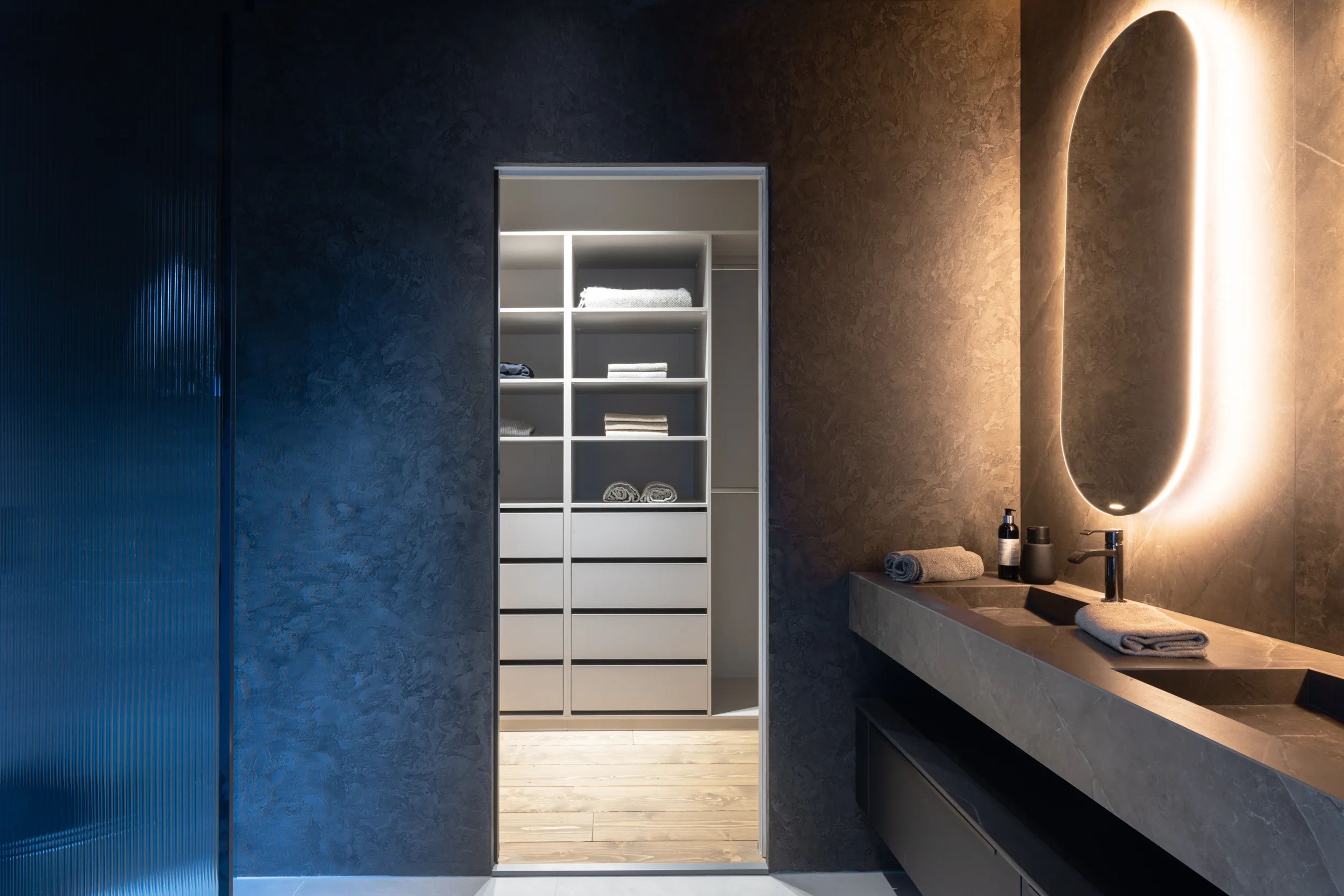 Walk-in closet som passage mellan sovrum och badrum med ek-finish