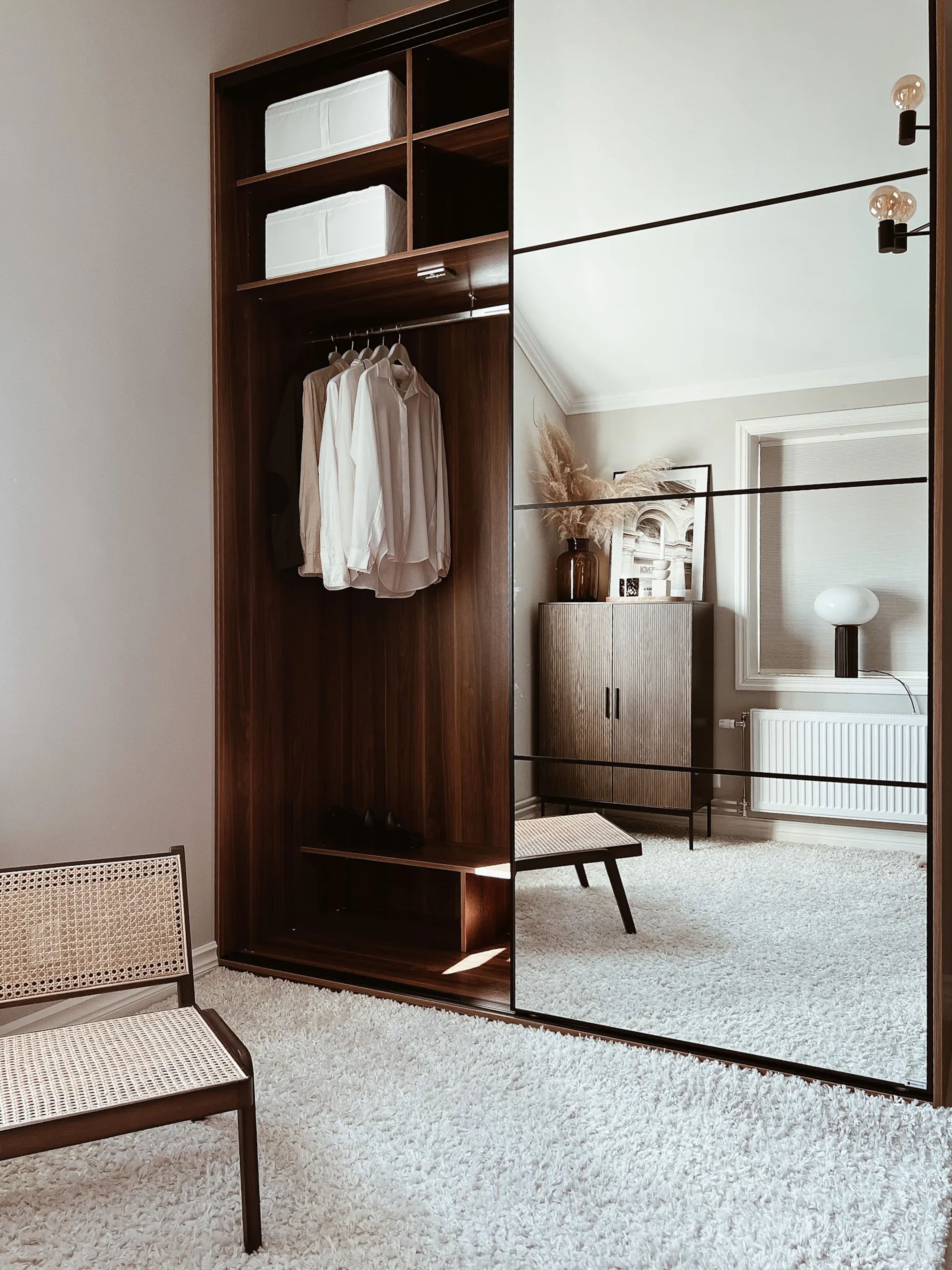 Måttanpassad hallgarderob med skjutdörrar i modern stil, Stockholm