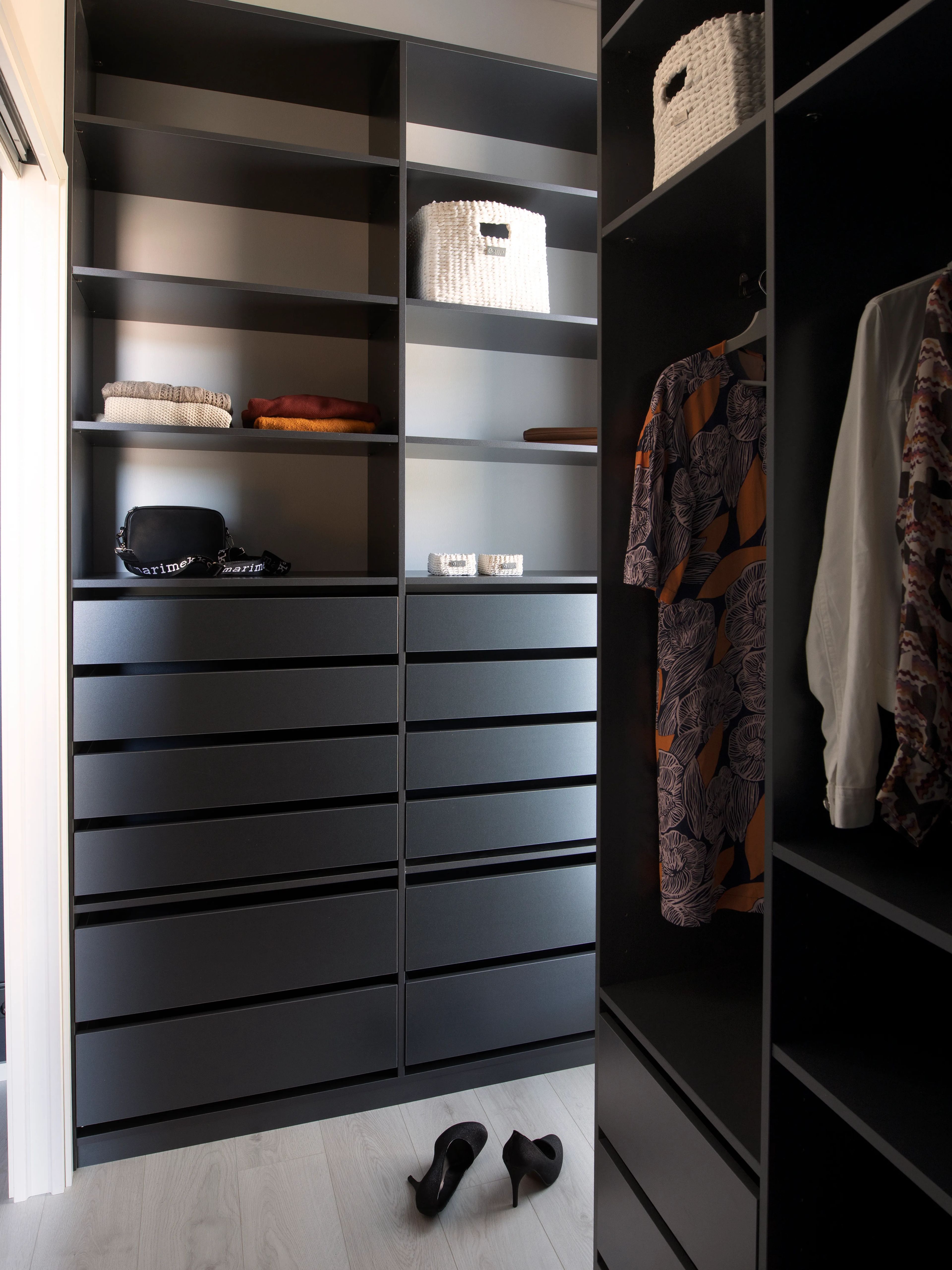 Walk-in closet integrerad i sovrum med minimalistisk design