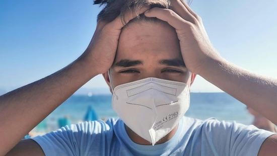 Why Everyone Feels Desperate on Dating Apps (Even If They Hide It)