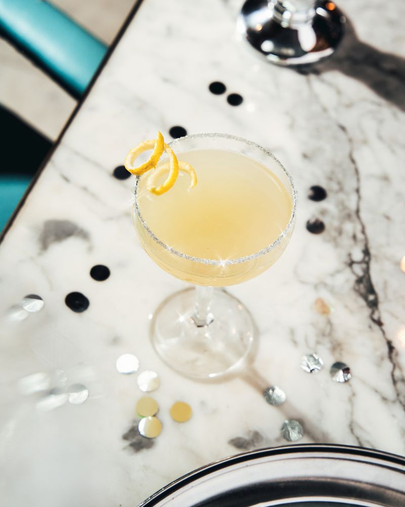 CHAMPAGNE & COCKTAILS