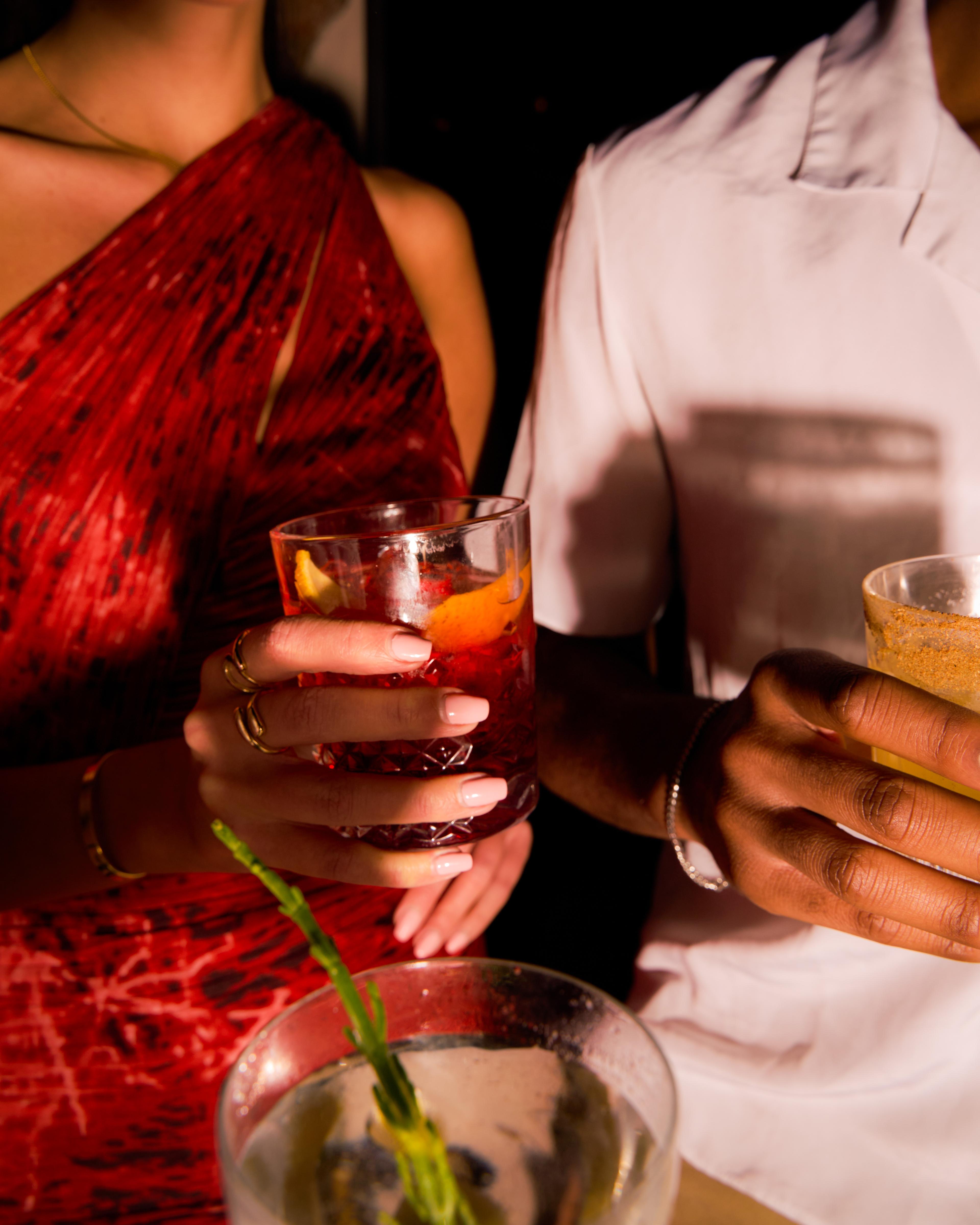 Guests with cocktails at Restaurant Bar & Grill