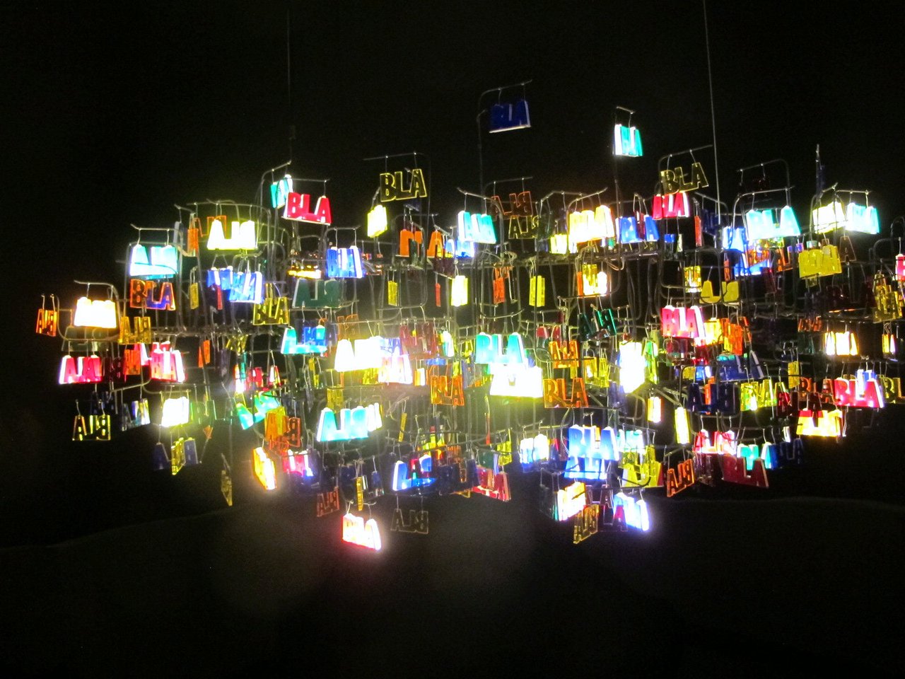 Chandelier Bla Bla Bla, 2014. Colaboración entre Maarten Baas y John Körmeling.