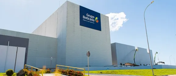 Entrepreneurs collaborating during a session at the Grupo Boticário acceleration program.