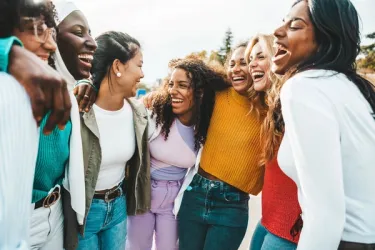 Young women entrepreneurs collaborating on an AI project on a laptop.