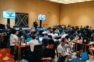 Builders collaborating on laptops during the SuperAI NEXT Hackathon.