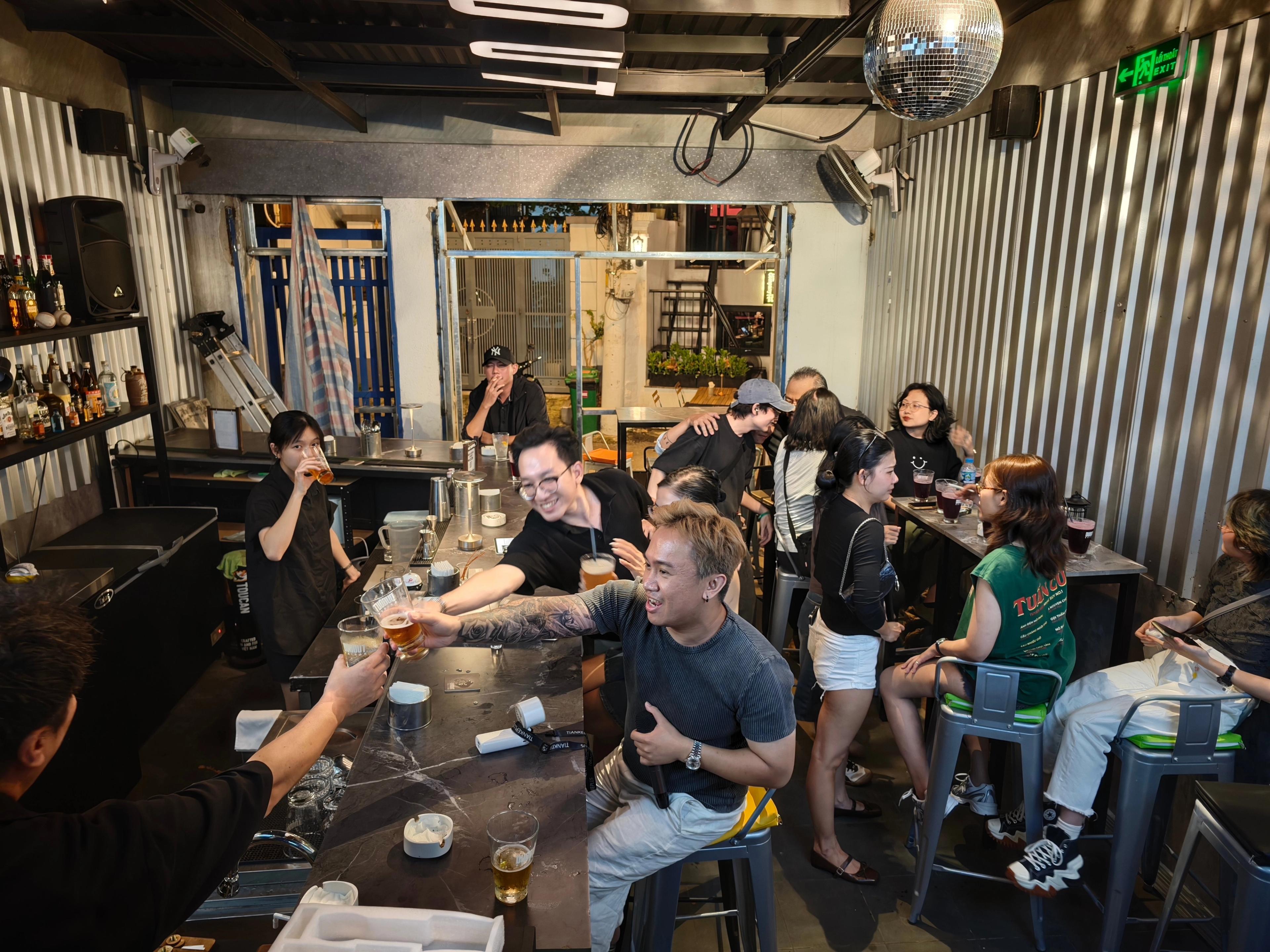 dugout bar vietnam