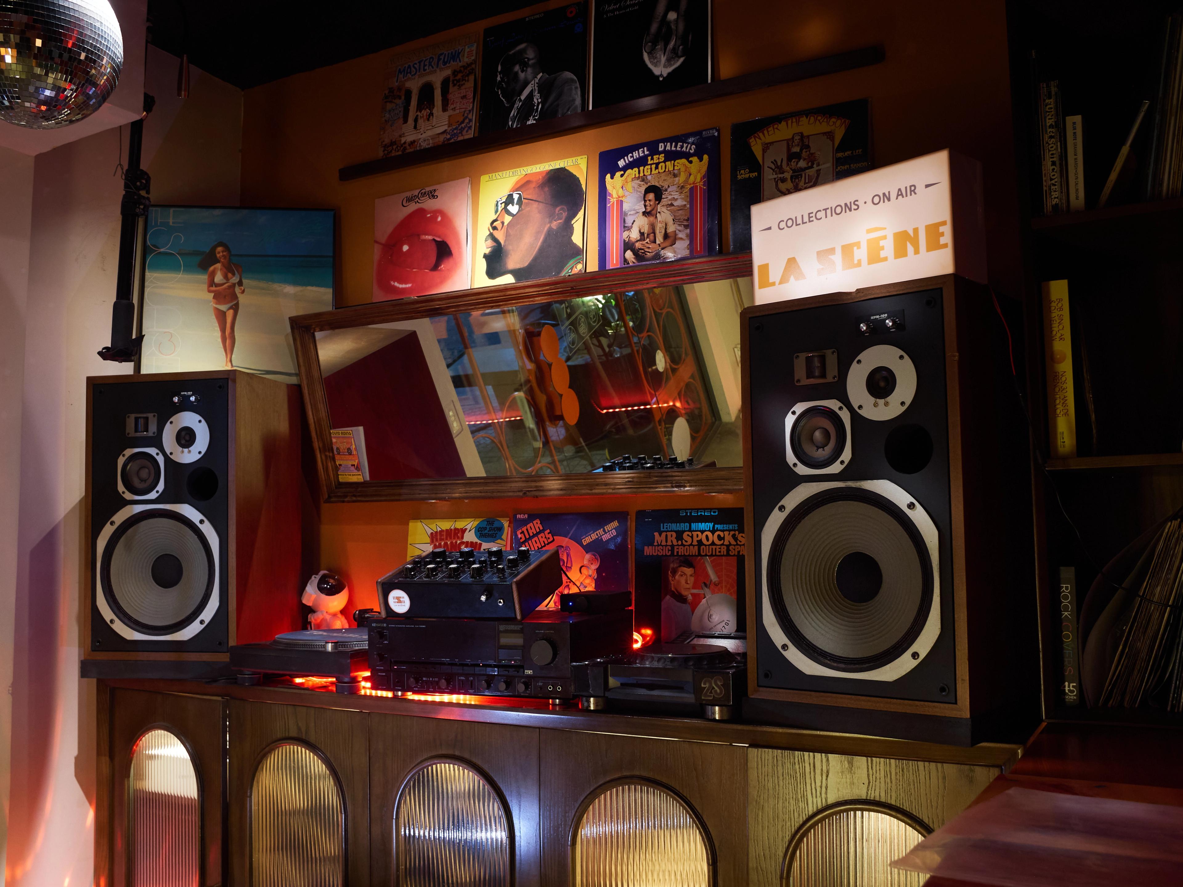 La Scène Downstairs DJ Station