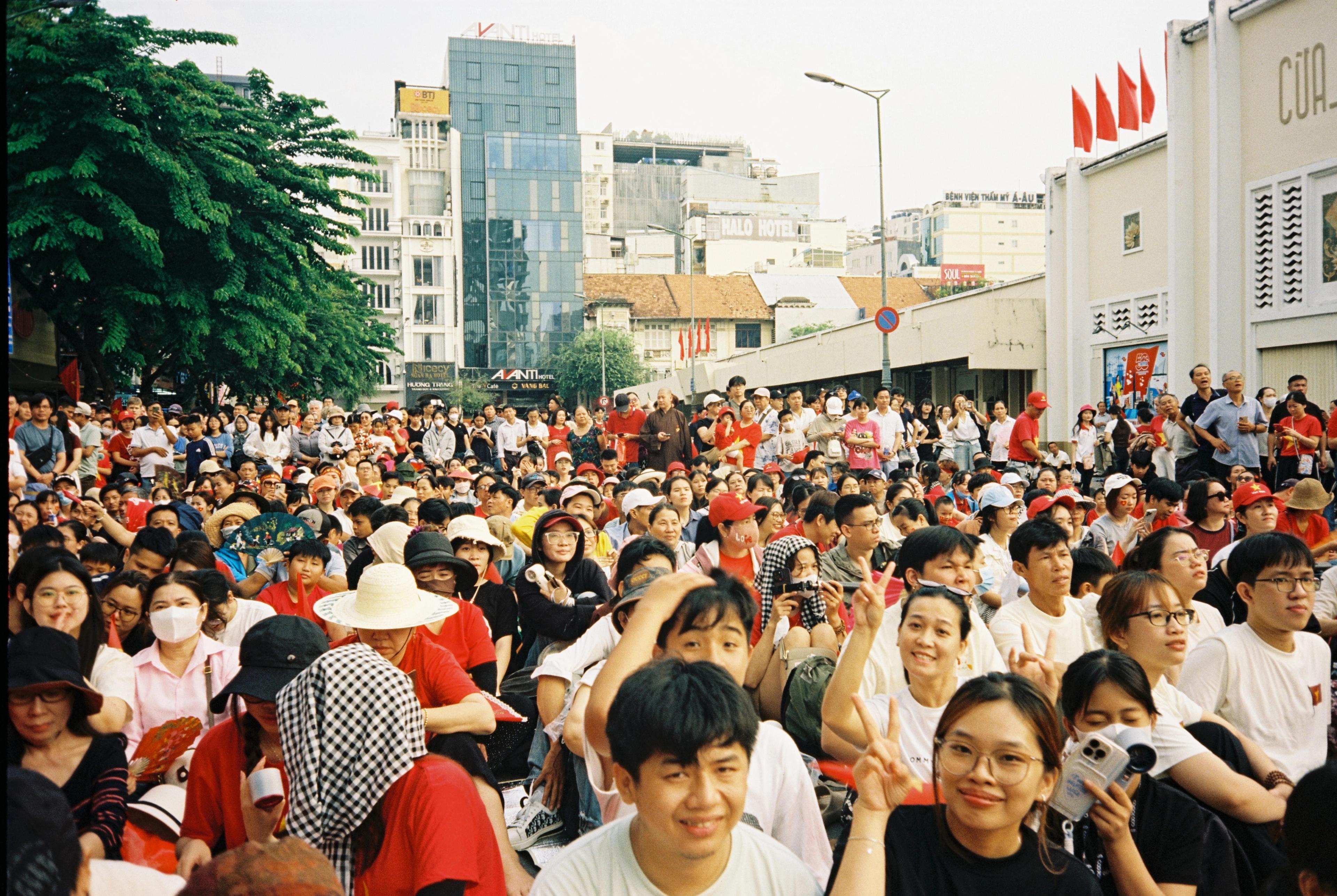 ho chi minh crowd of people 