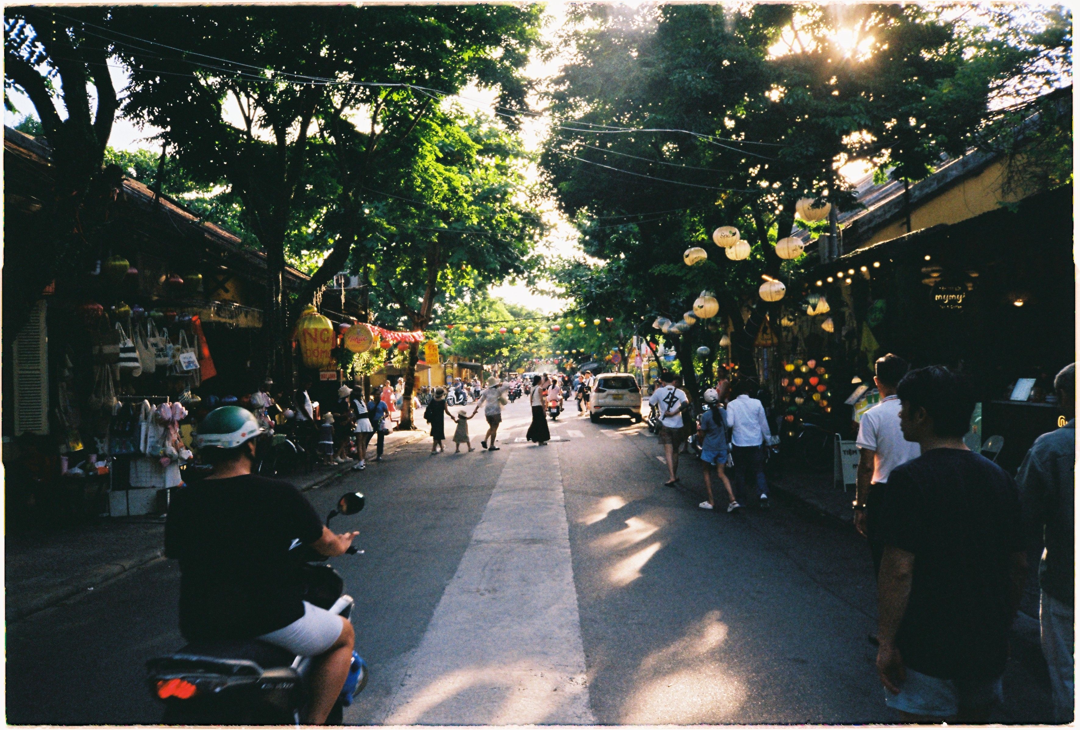hoi an street walking