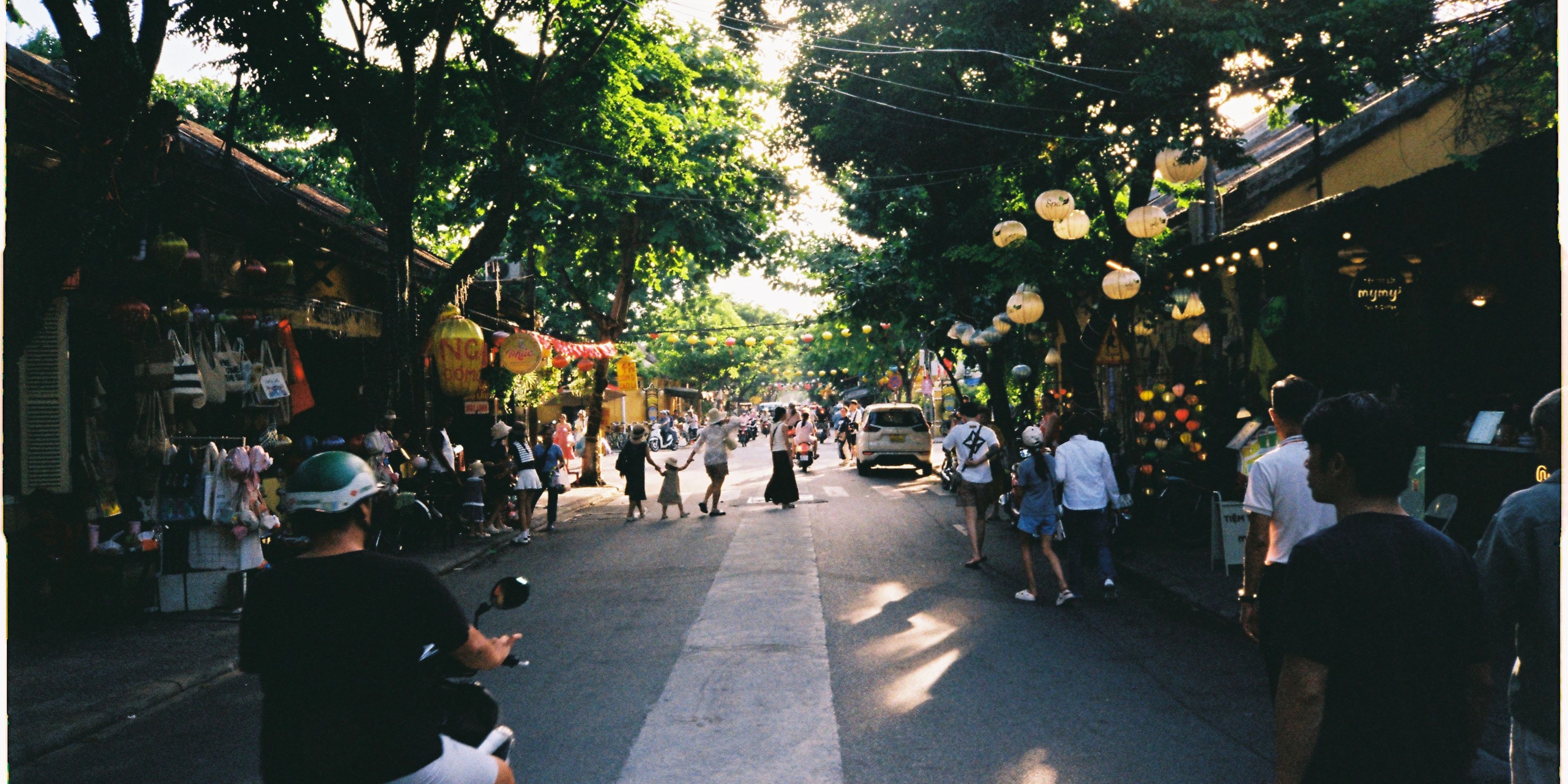 hoi an street walking