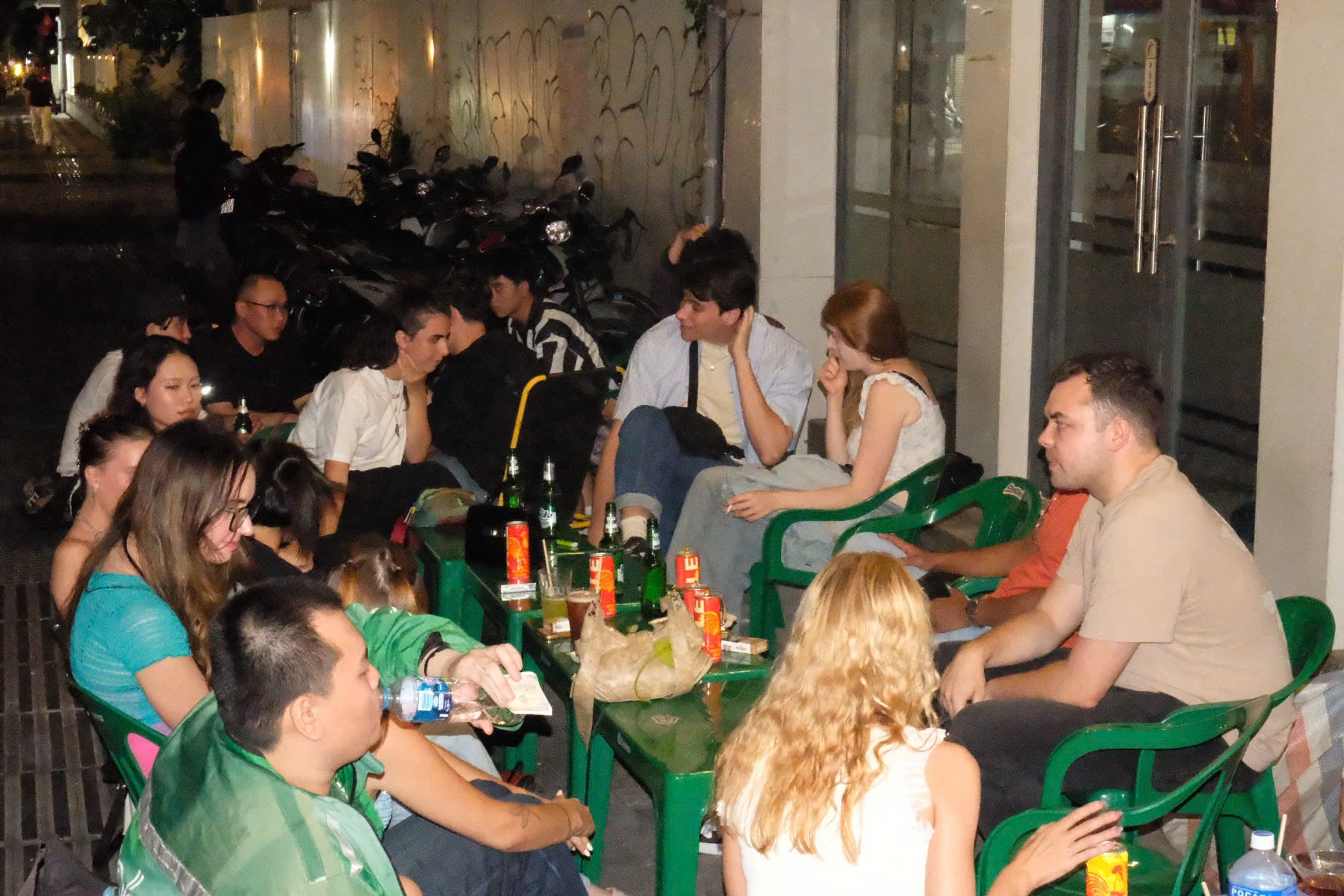 friends saigon street bar