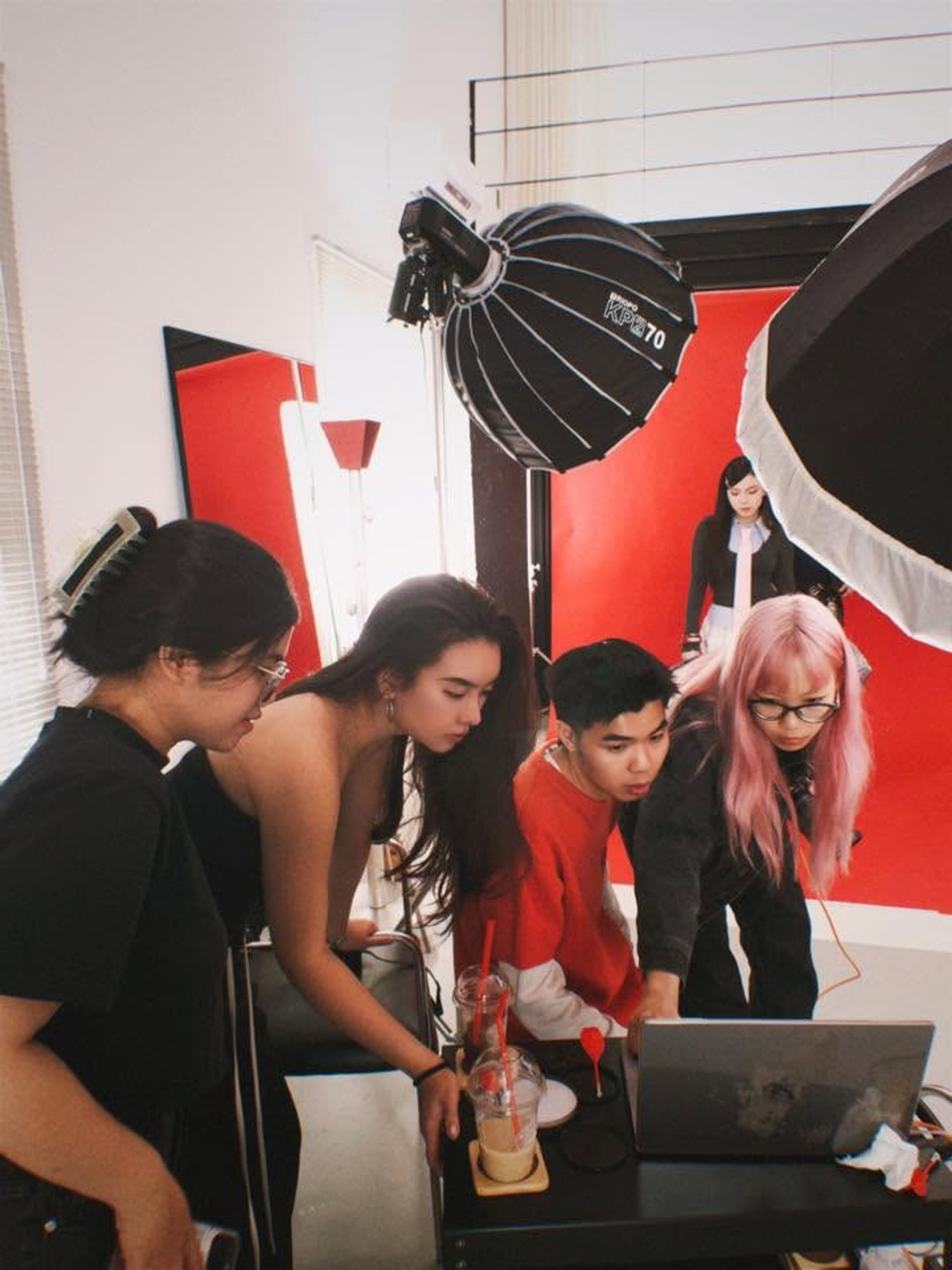 Trang and Bao on set