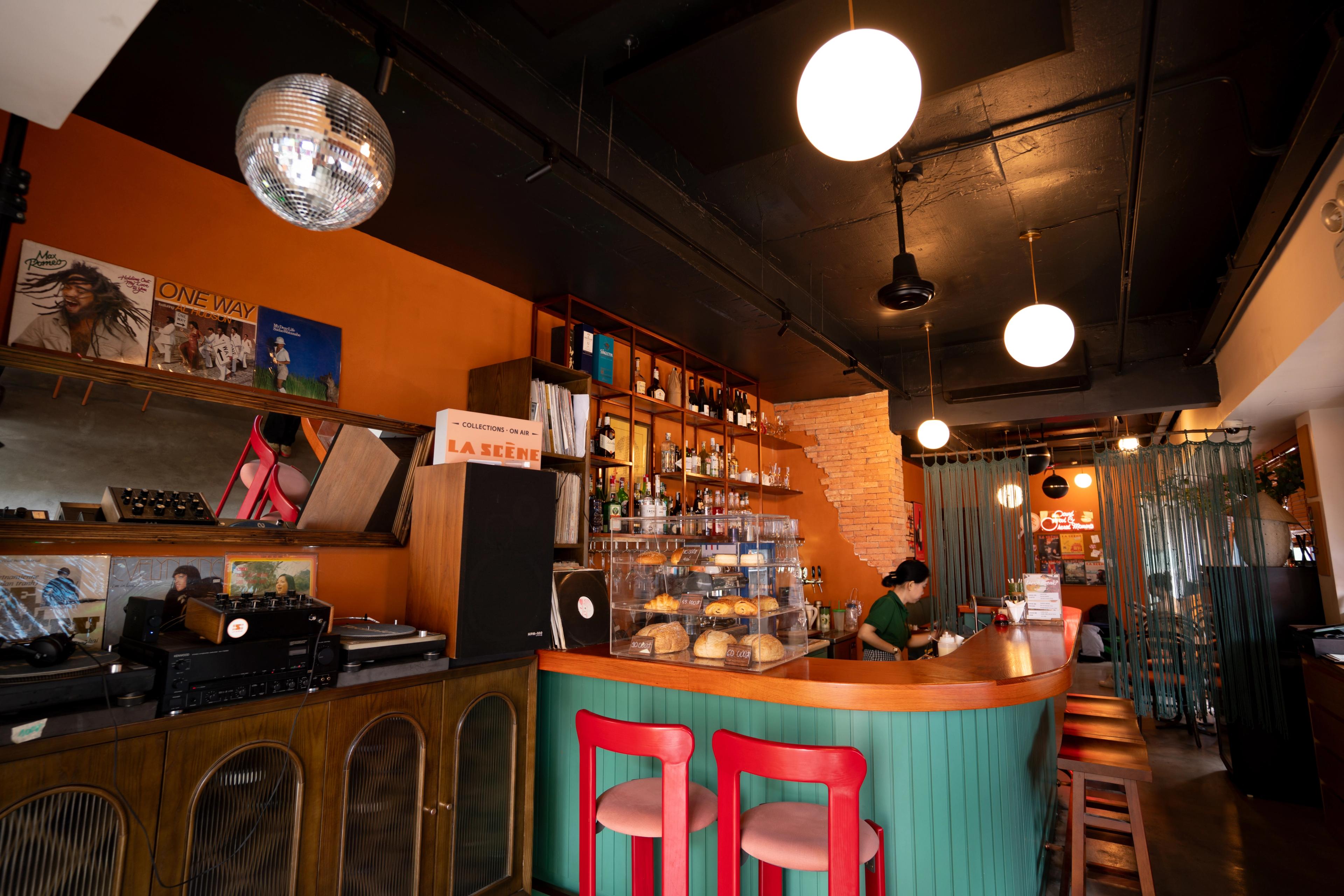 La Scène Downstairs