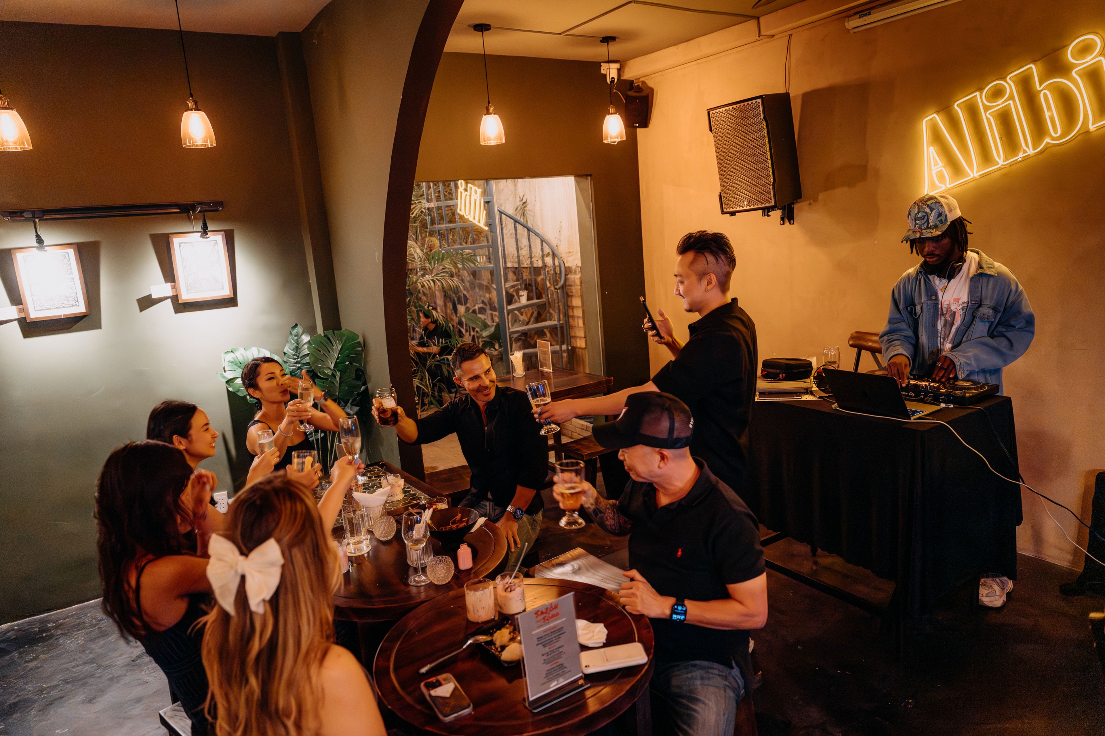 friends groups drinks bar
