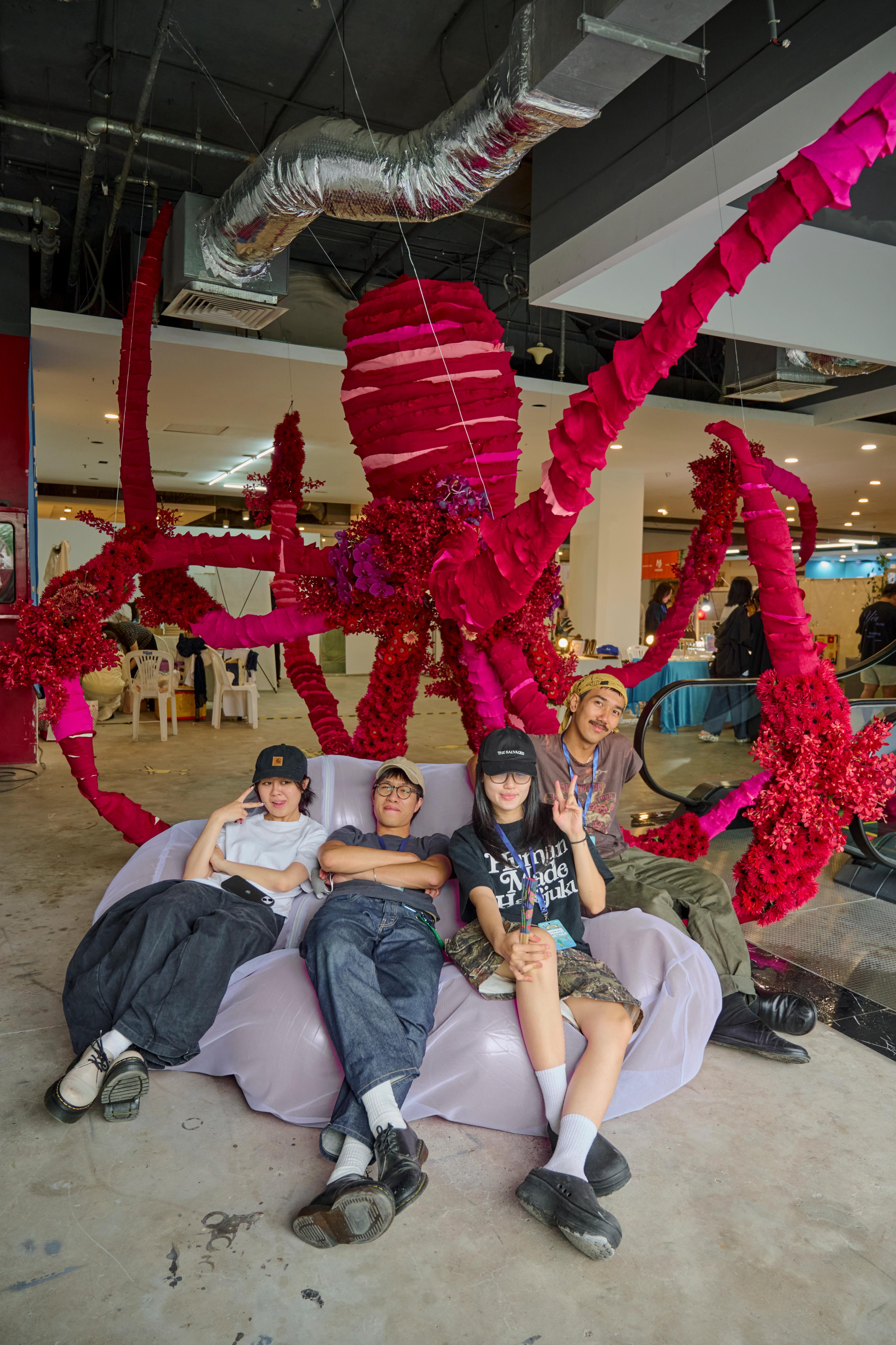 Tử Thi public installation