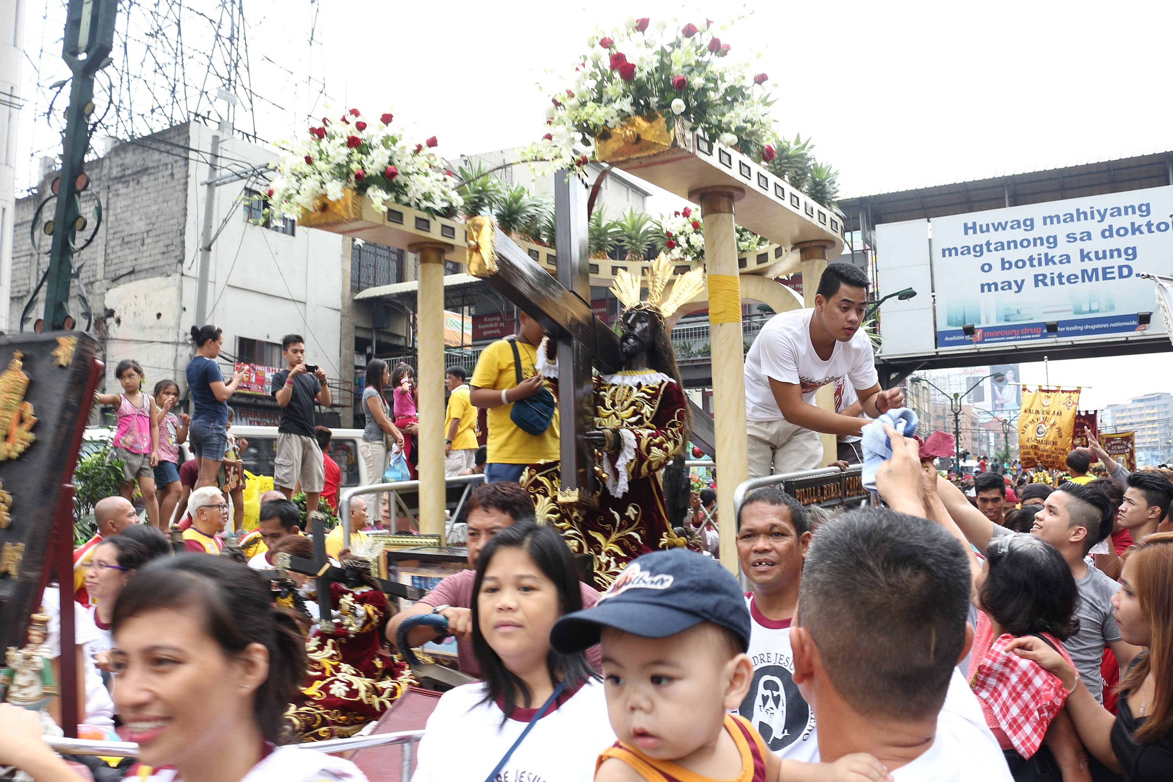Procession of the Black Nazarene in Quiapo basilica in Manila./Photo by Glendale Lapostara/Wikimedia Commons