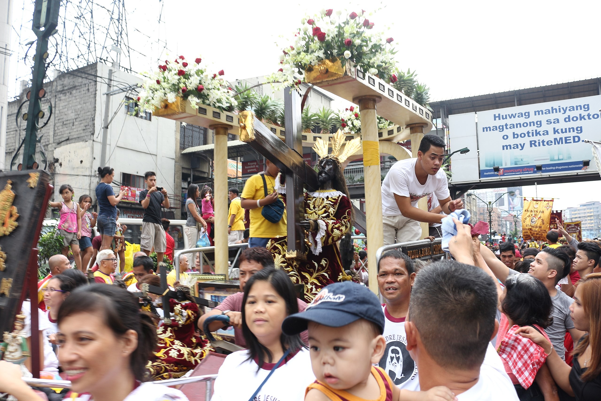 Procession of the Black Nazarene in Quiapo basilica in Manila./Photo by Glendale Lapostara/Wikimedia Commons