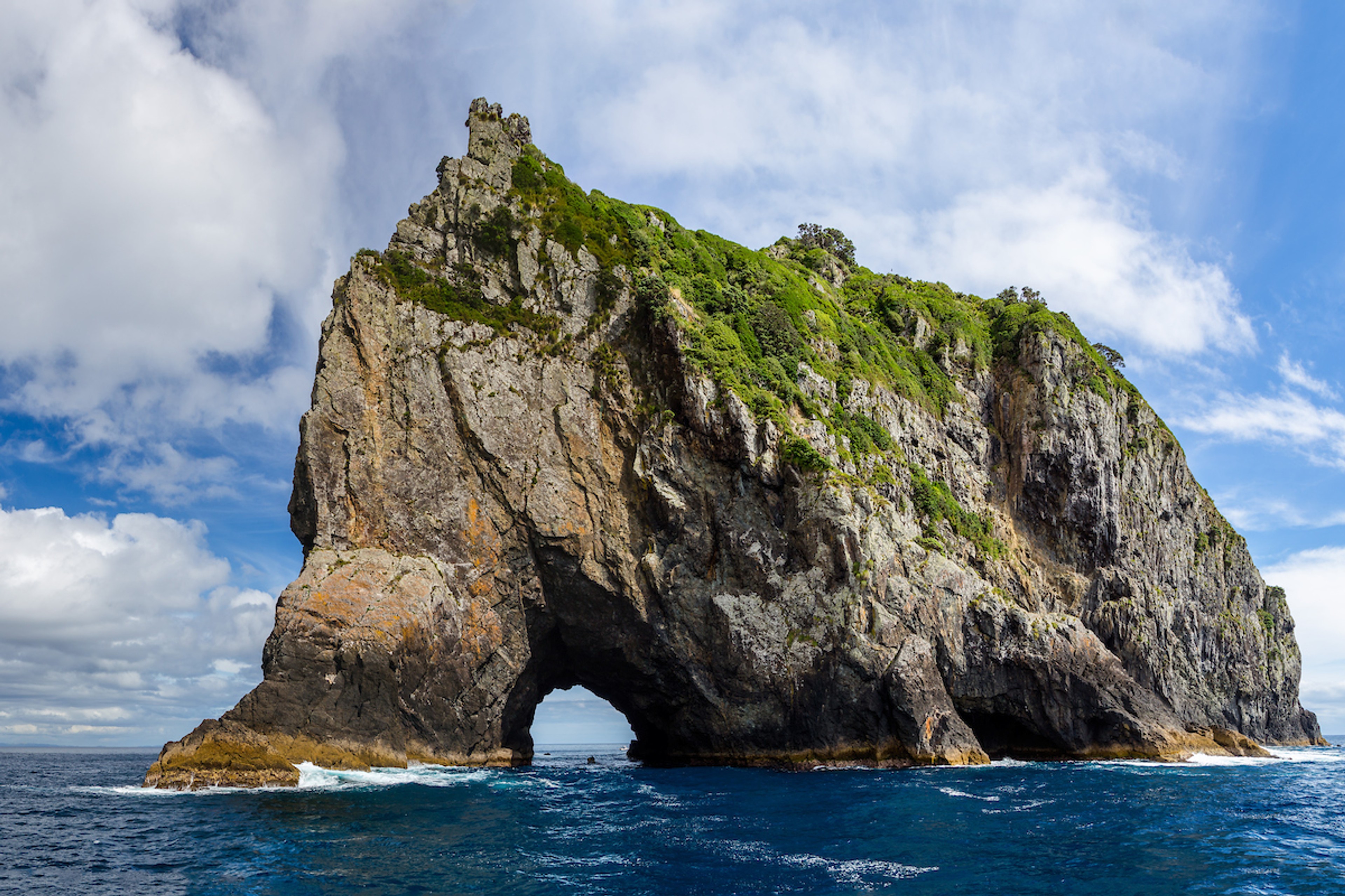 Hole in the rock, Bay of Islands, North island of New Zealand/Shutterstock