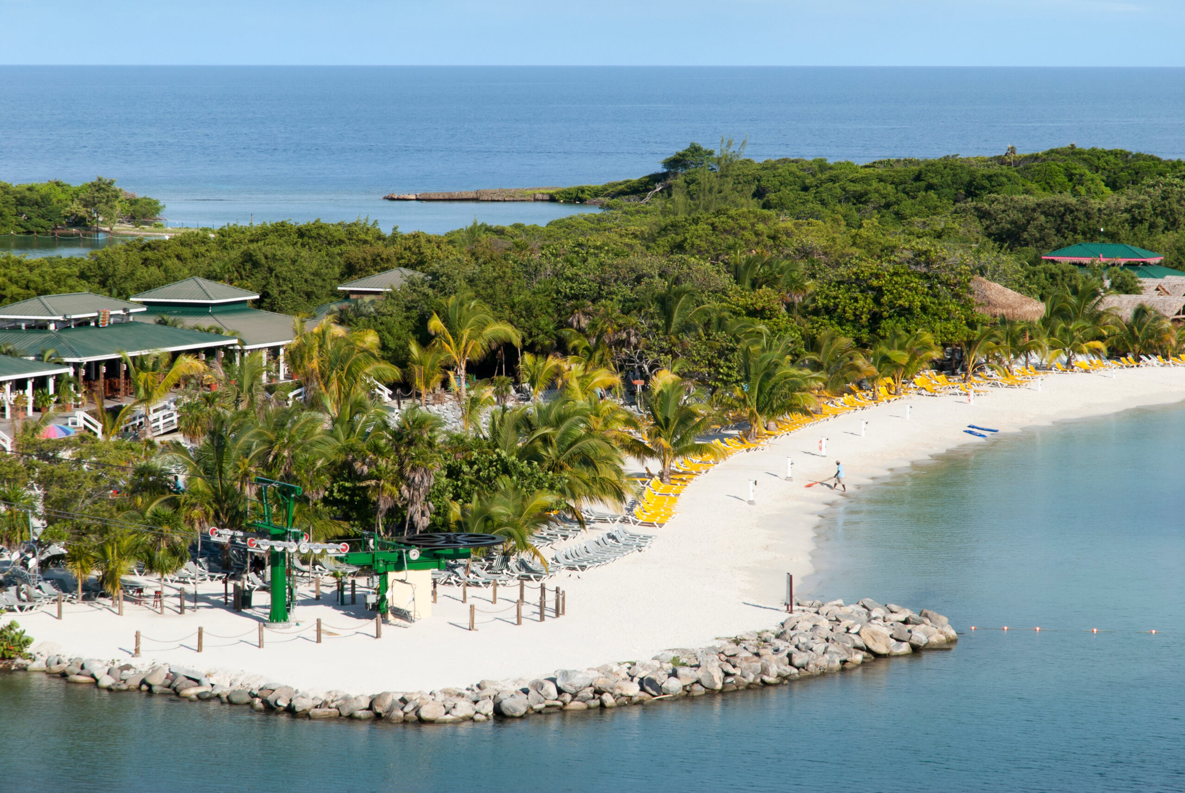 Mahogany Bay on Roatán Island, Honduras./Shutterstock