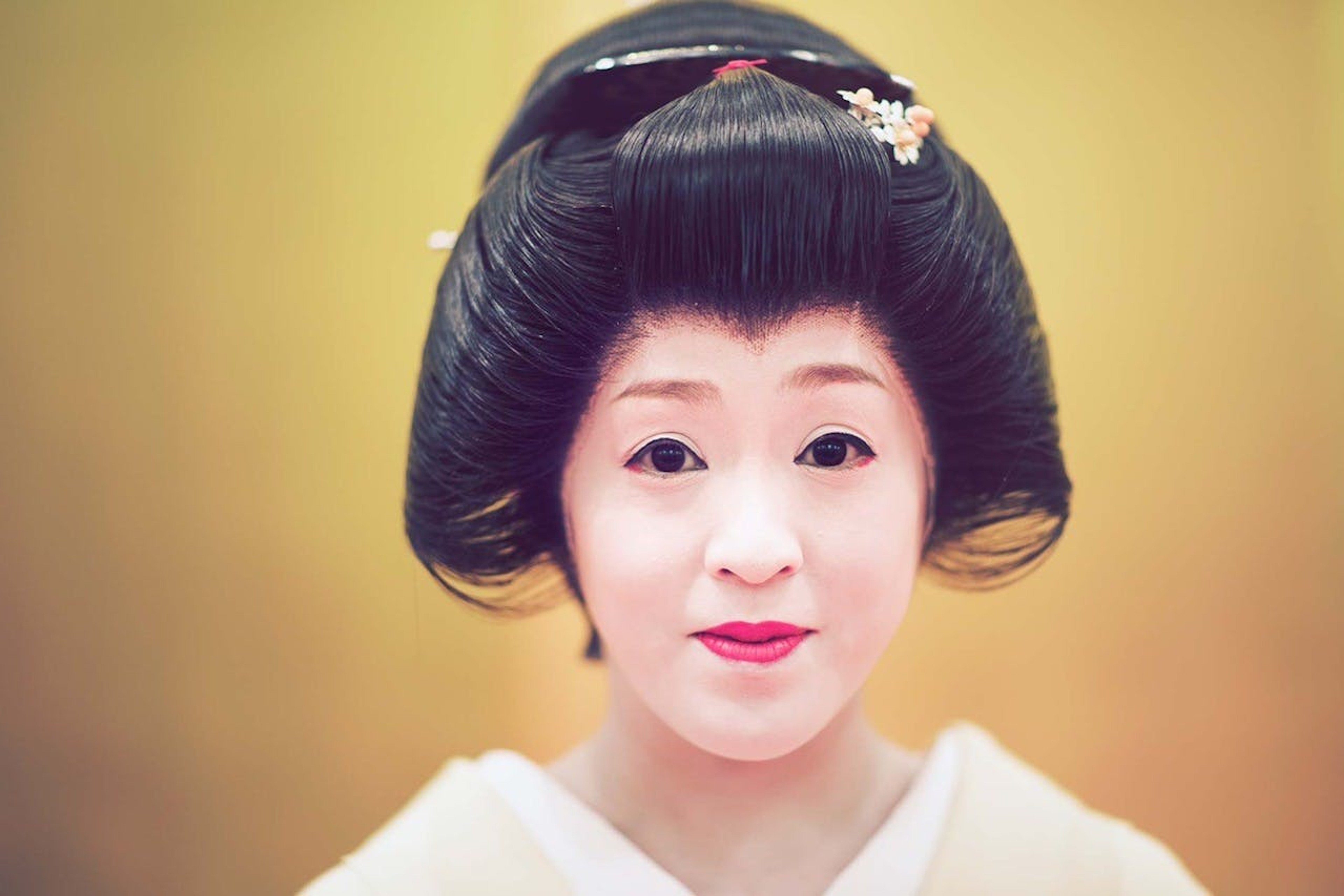 A geisha looks into the lens in Kanazawa, Japan./Lucia Griggi