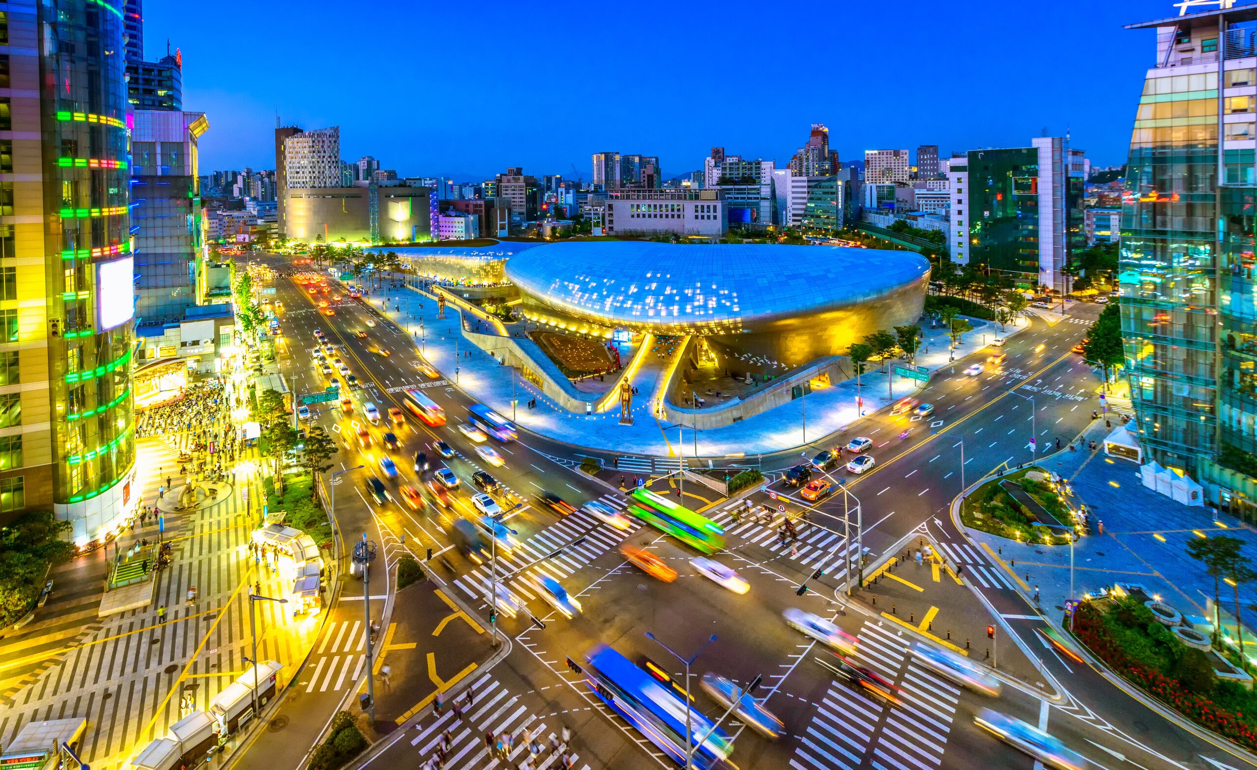 Dongdaemun Design Plaza at night is a design by the late Iraqi-British architect Zaha Hadid./Shutterstock