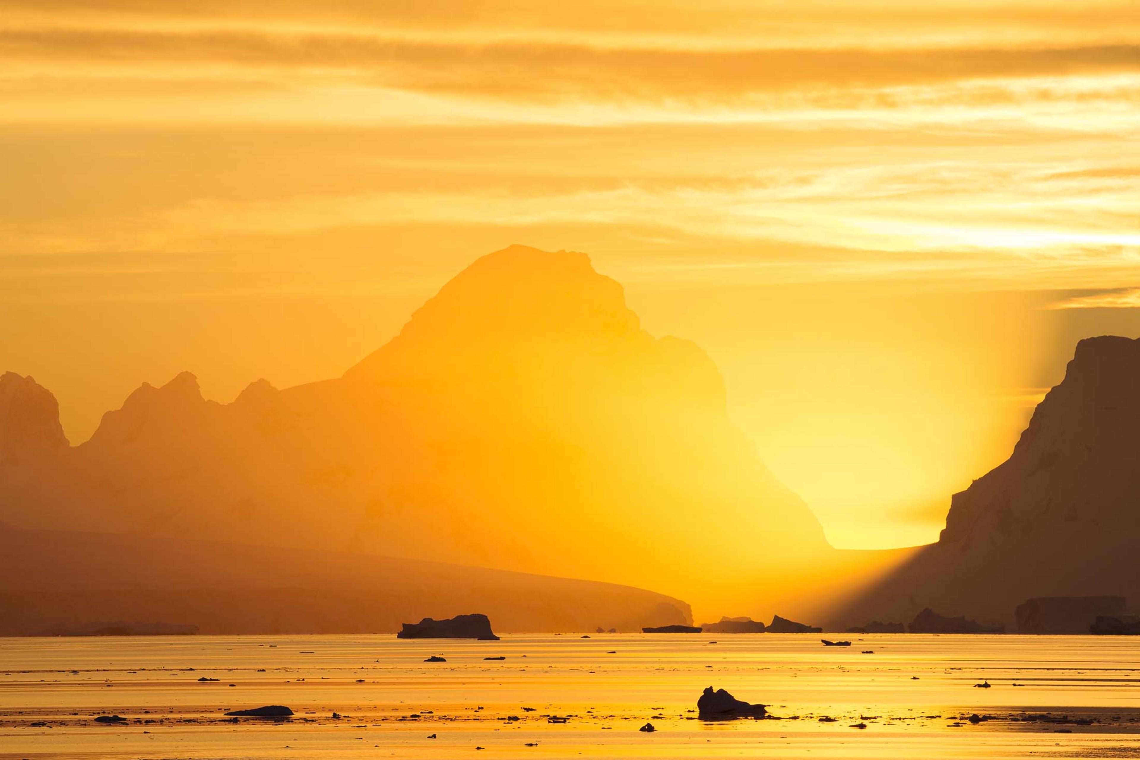 Sunset view near Ronge Island, Antarctica./Denis Elterman