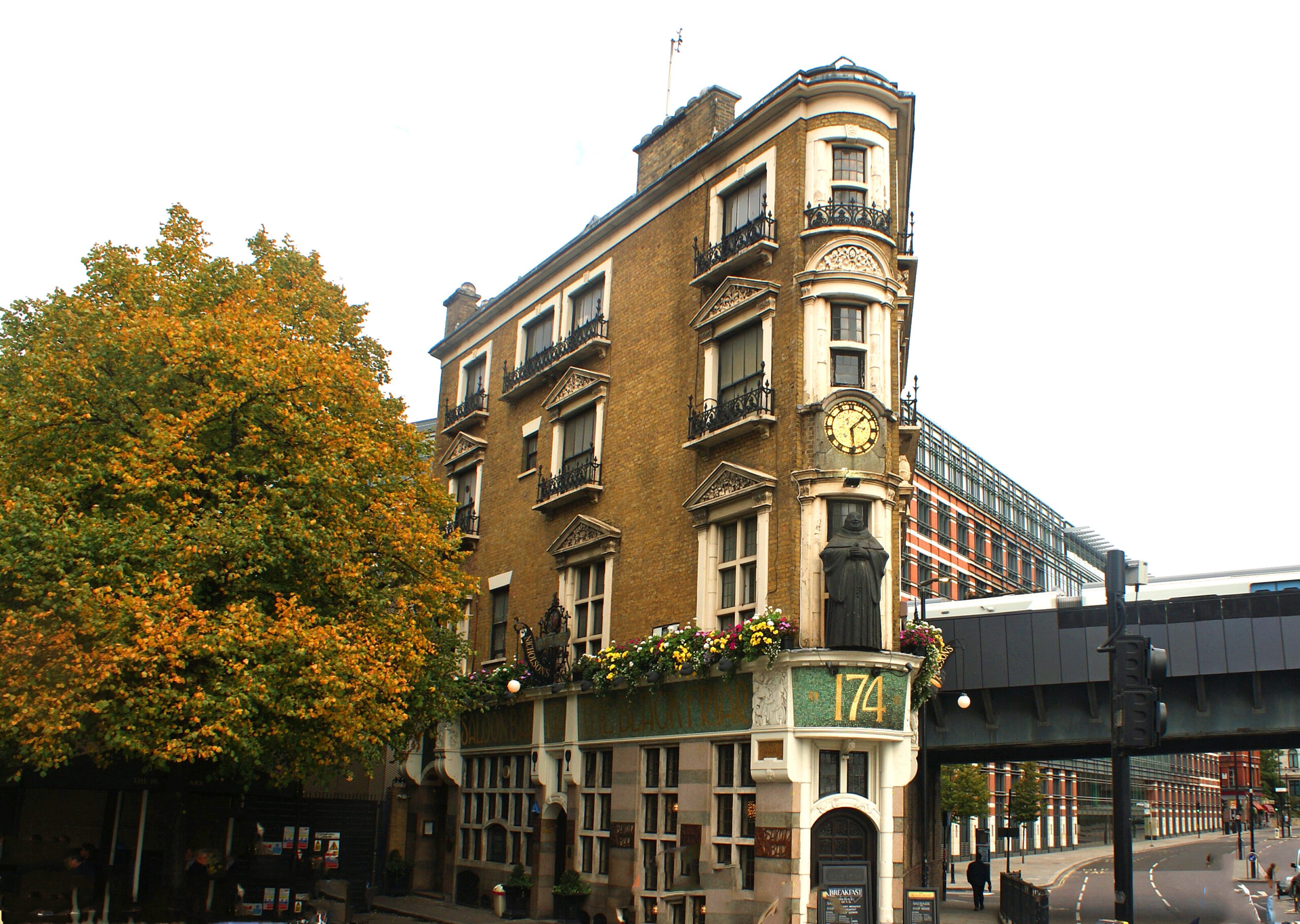 The wedge-shaped Blackfriar pub/Wikimedia Commons photo by Robert Lamb