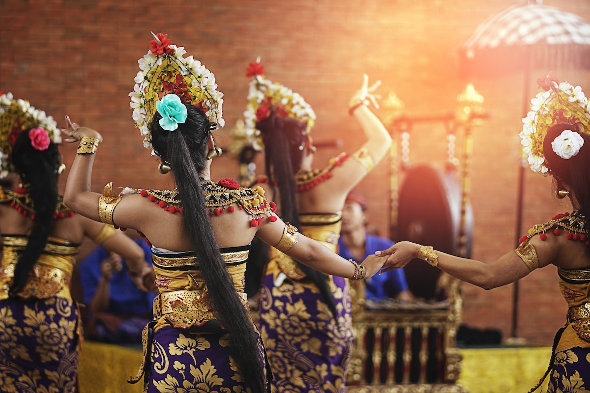 Pendet Traditional Balinese Dance in Garuda Wisnu Kencana, Bukit Peninsula, Bali/ shutterstock