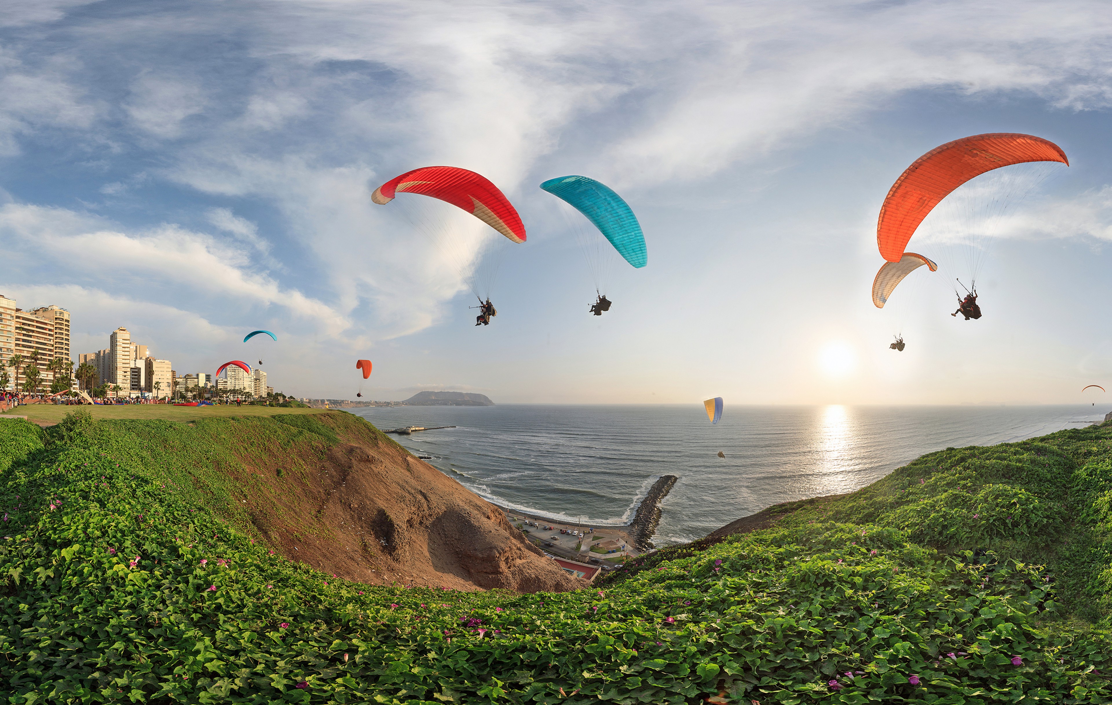 Paragliding in the MI\ira Flores area of Lima, Peru/Shutterstock