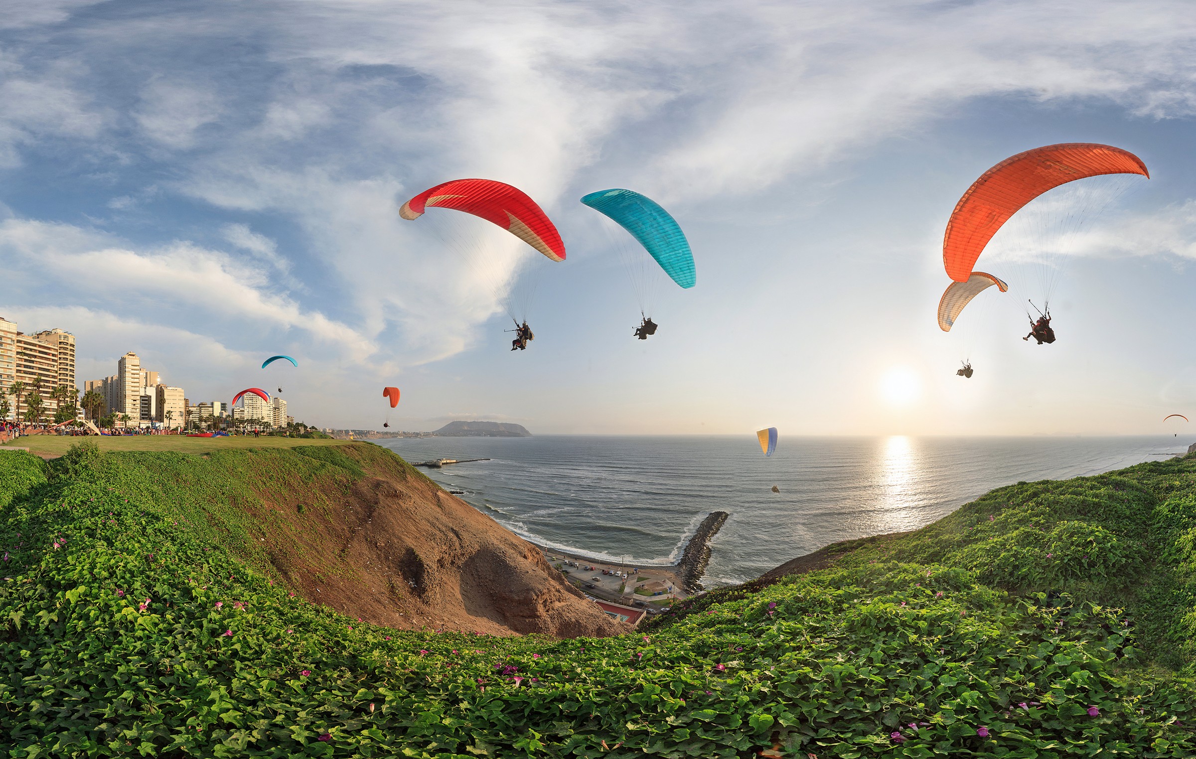 Paragliding in the MI\ira Flores area of Lima, Peru/Shutterstock