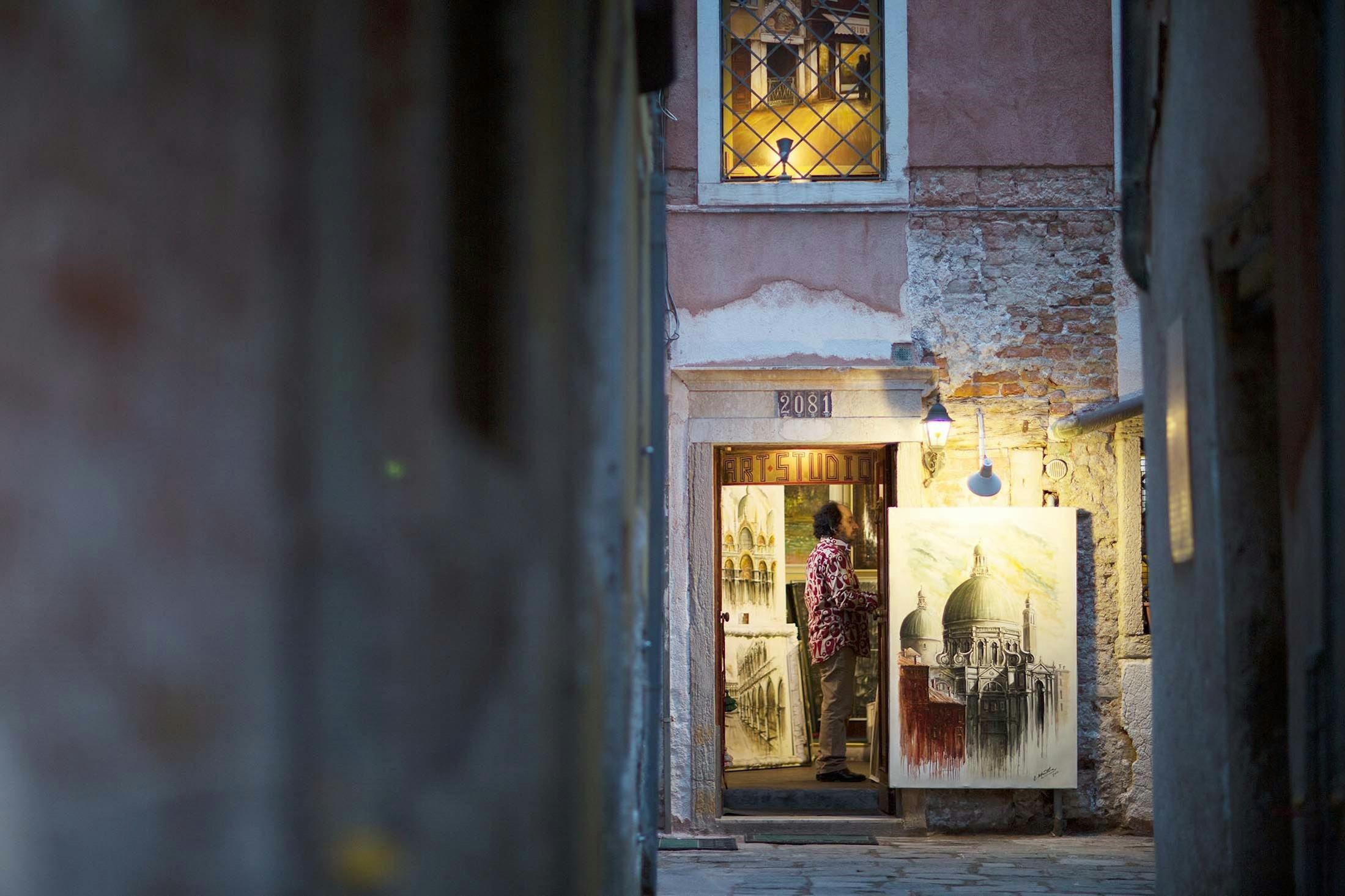 A Venetian artist displays his work, Venice, Italy./Lucia Griggi