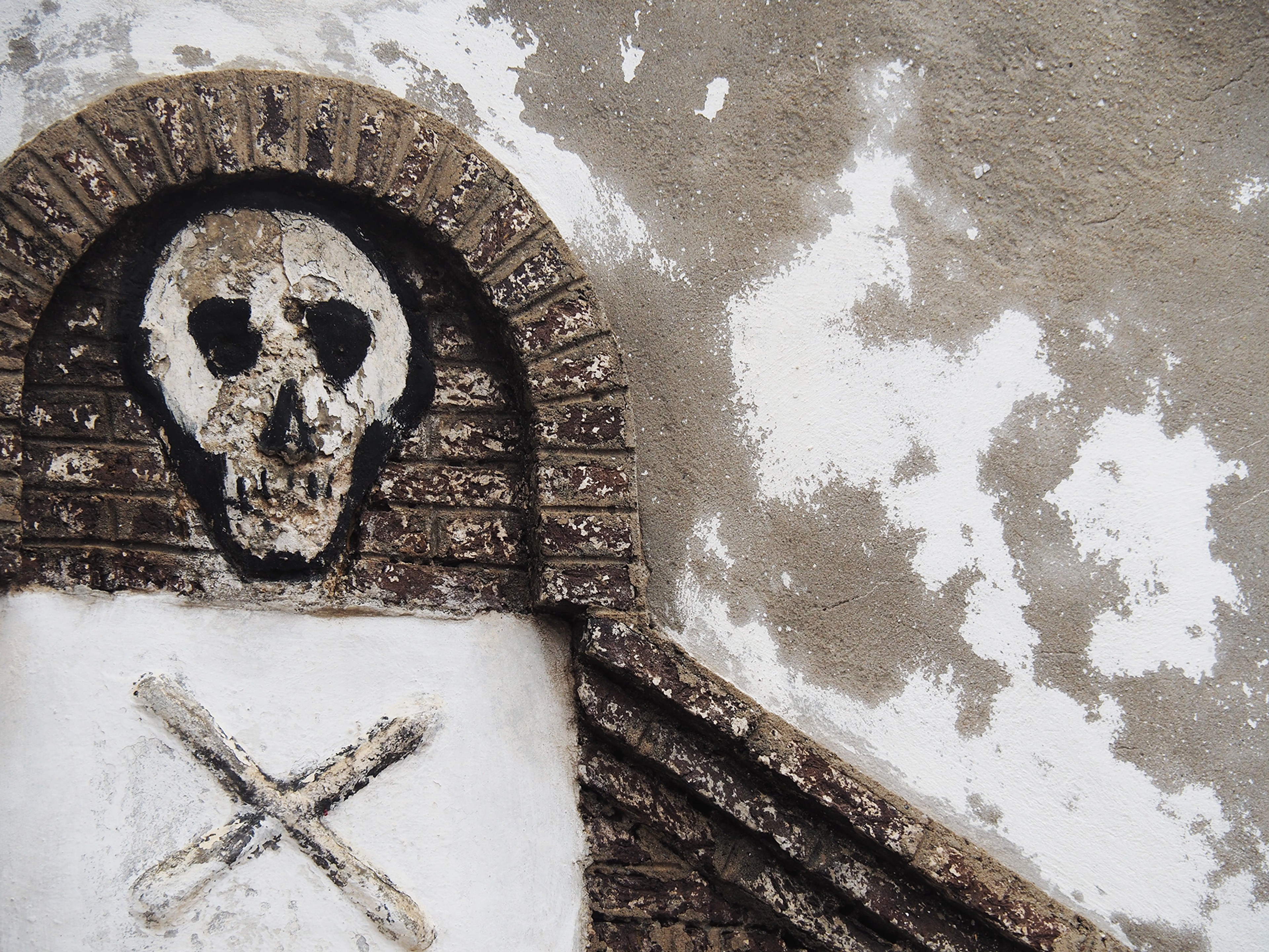 The skull and crossbones mark the entrance to a tiny room at Elmina Castle where rebellious slaves were left to starve to death/ Alexandra Yingst