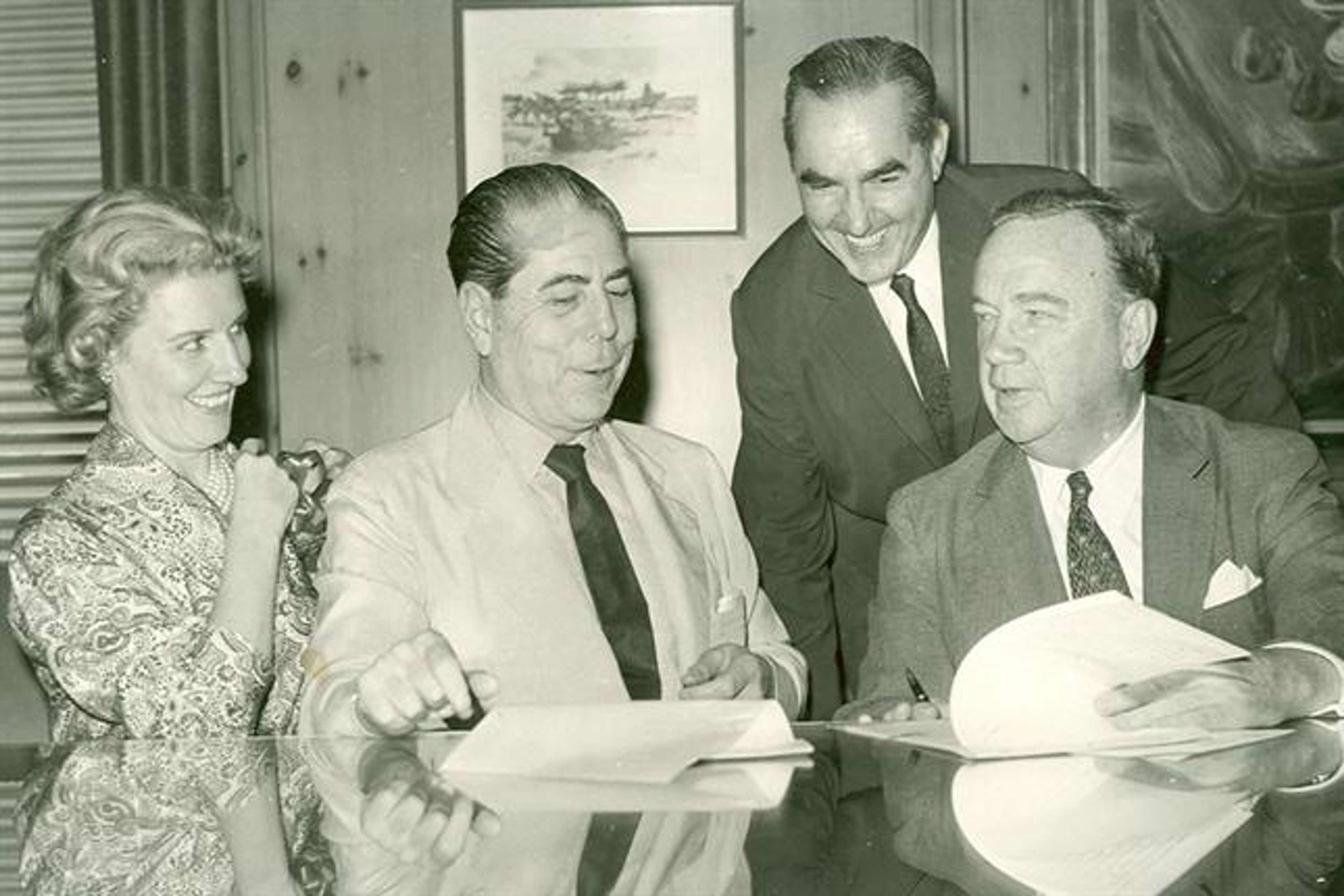 Amalia Fortabat next to and her second husband, Alfredo, along with unidentified businessmen, circa 1959./Wikimedia Commons