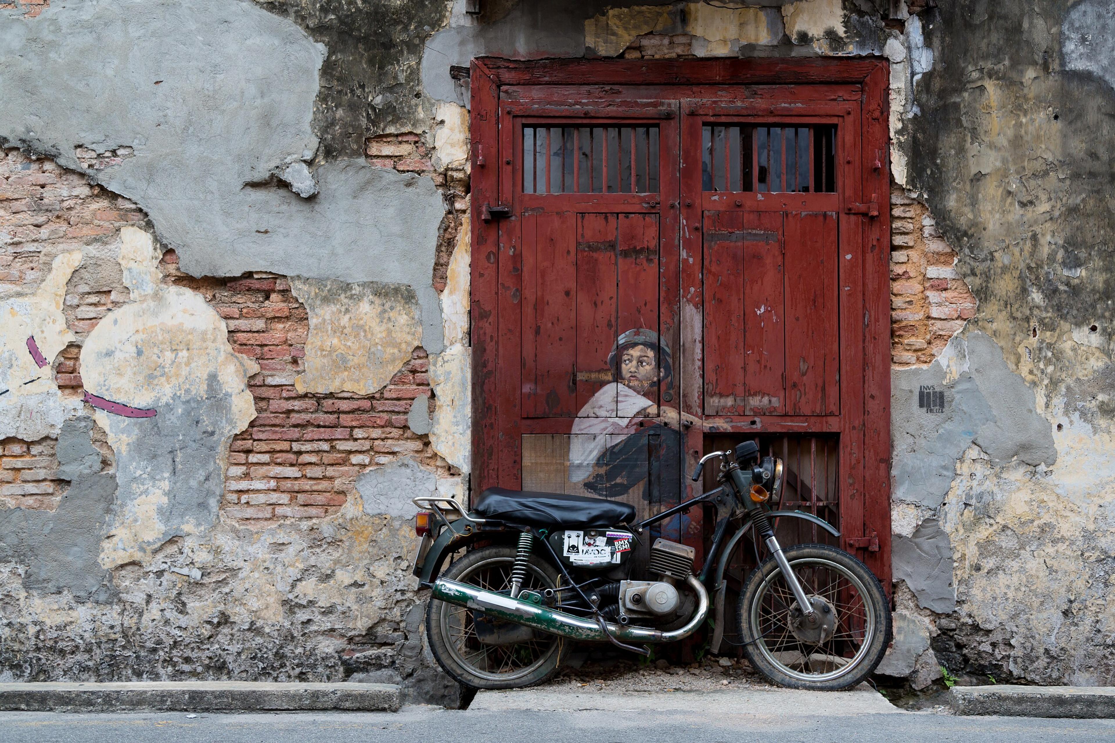A classic piece of street art in Penang. Vistors often sit on the back for a selfie./Wikimedia Commons photo by @CEphoto, Uwe Aranas