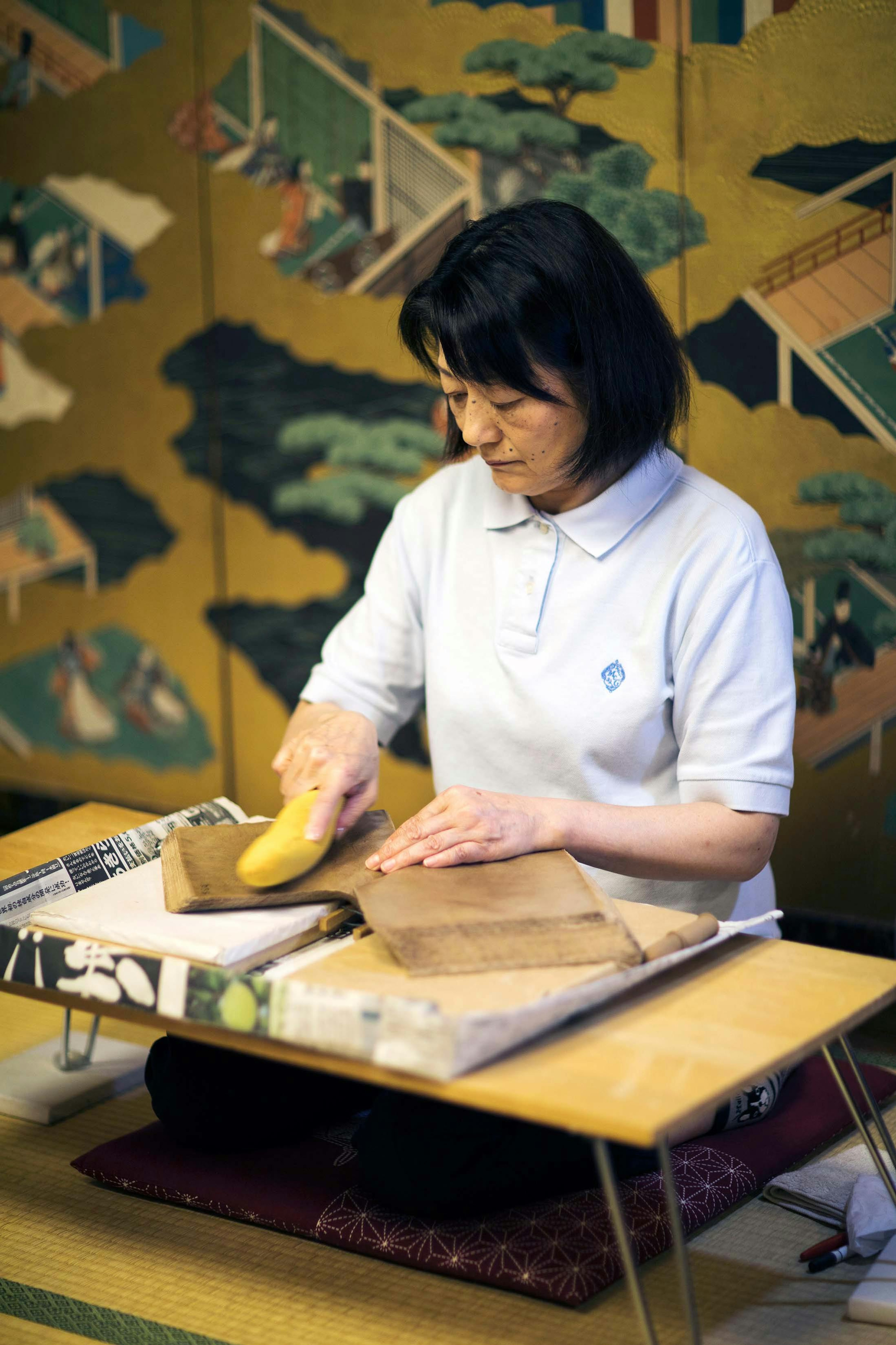 A gold leaf artisan at work in Kanazawa, Japan./Lucia Griggi
