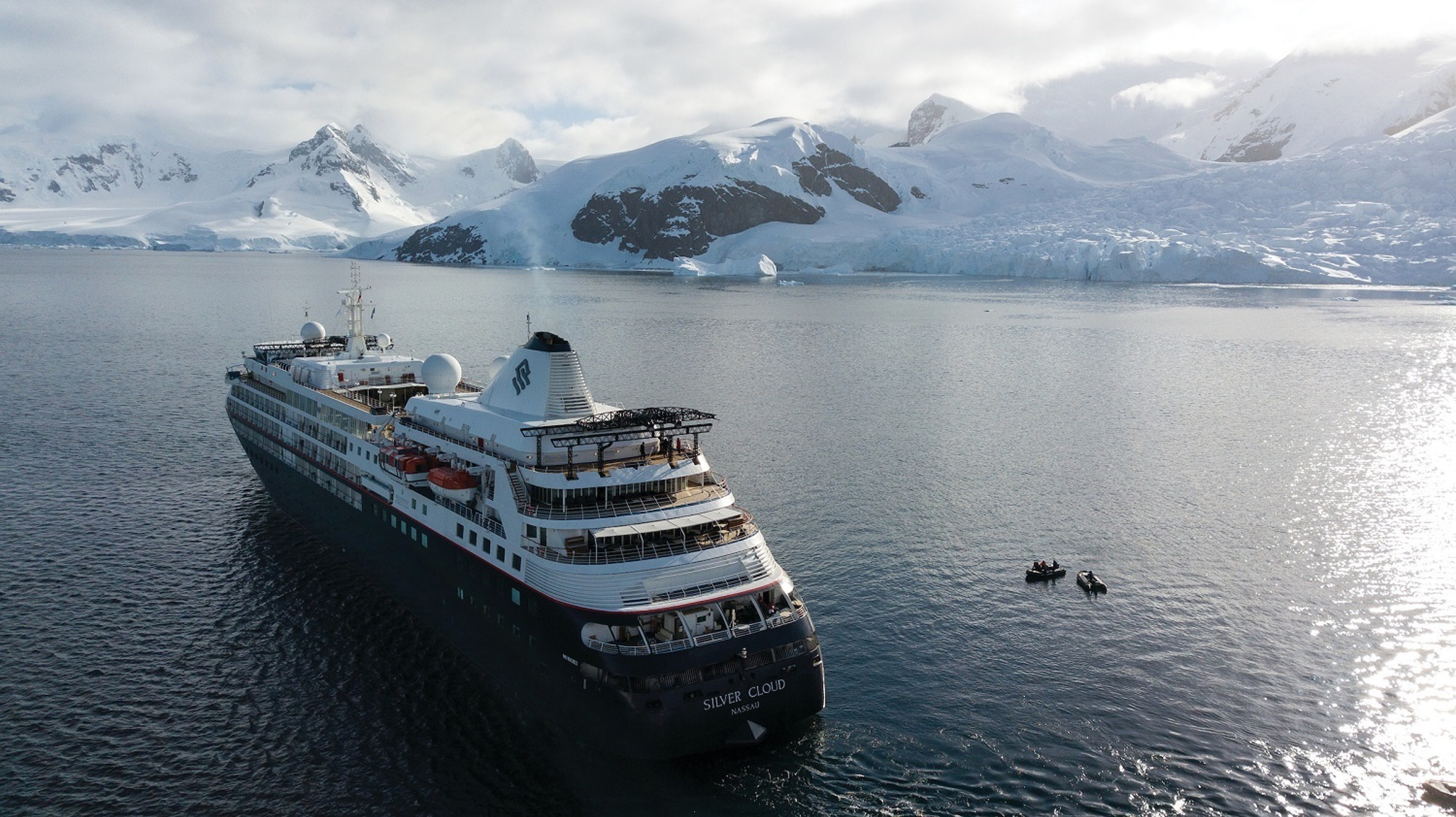 Silversea's Silver Cloud, at anchor in Antarctica./Bruno Cazarini