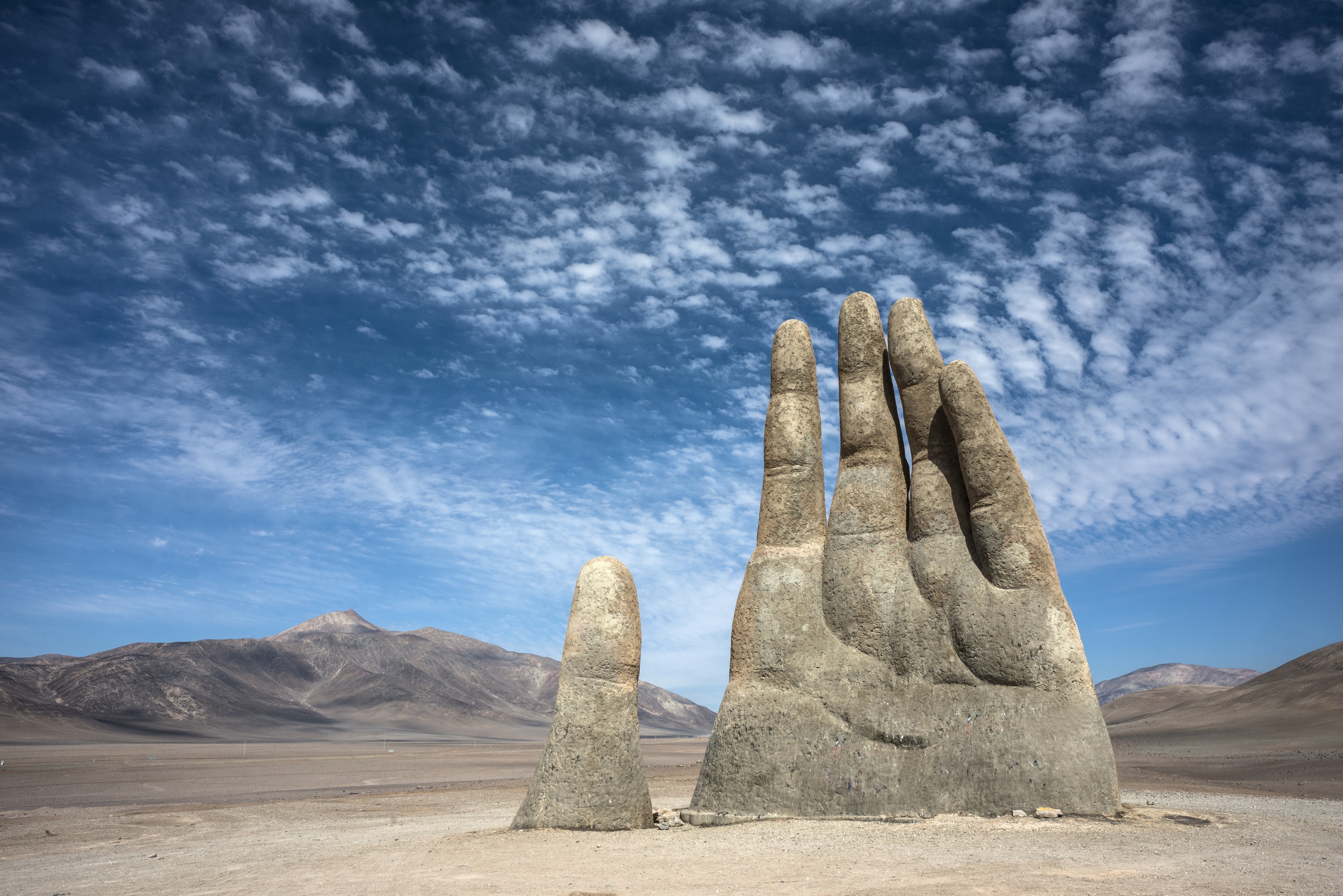 The iconic Hand Sculpture in Chile's Atacama Desert./Shutterstock