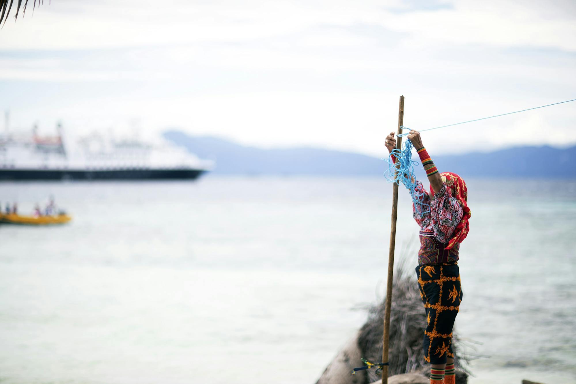 An inhabitant of Guna Yala constructs makeshift shop to trade molas with travelers./Lucia Griggi