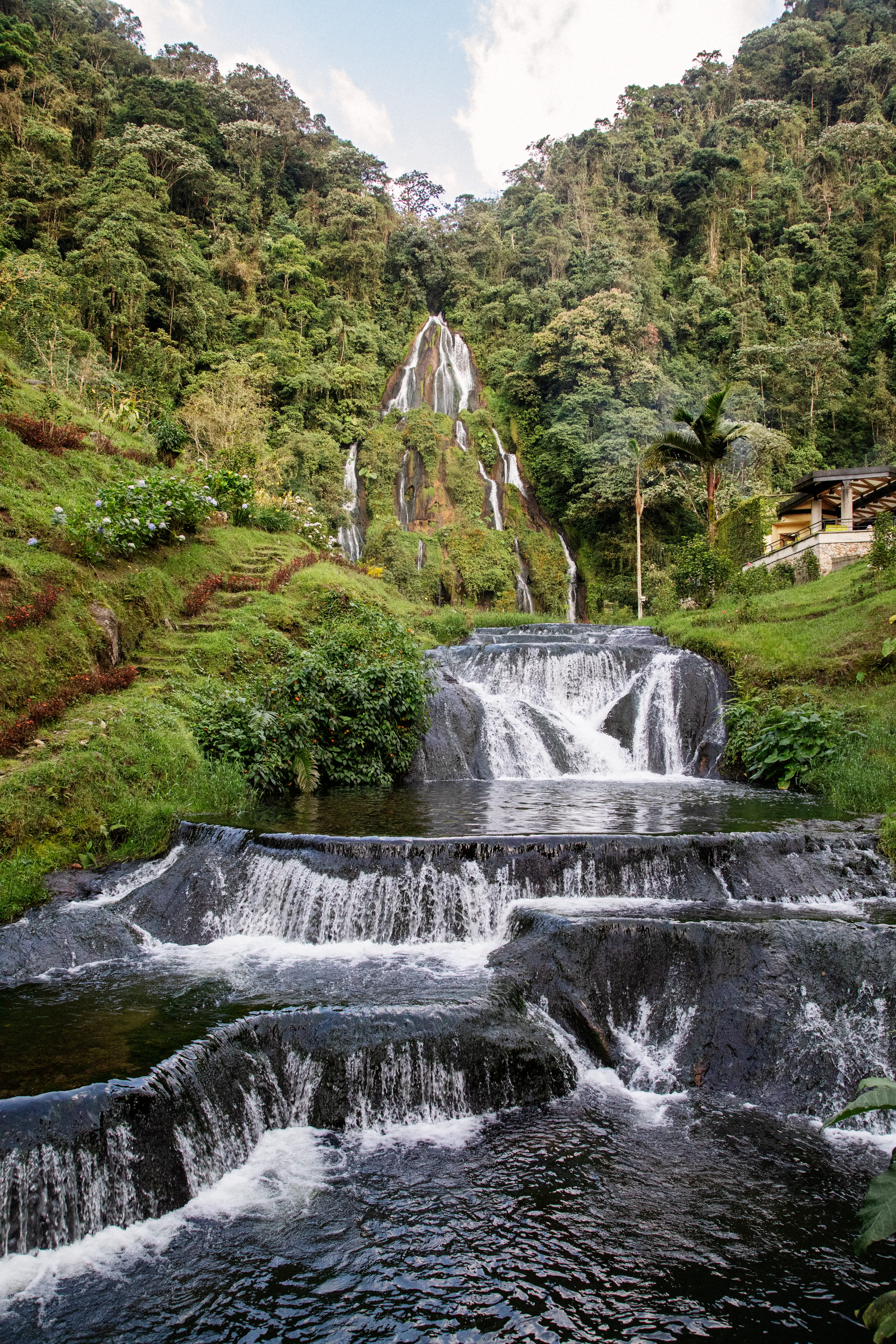 The stunning Termales Santa Rosa de Cabal is a natural hot spring resort nestled in the lush mountains of the Colombian Coffee Region.