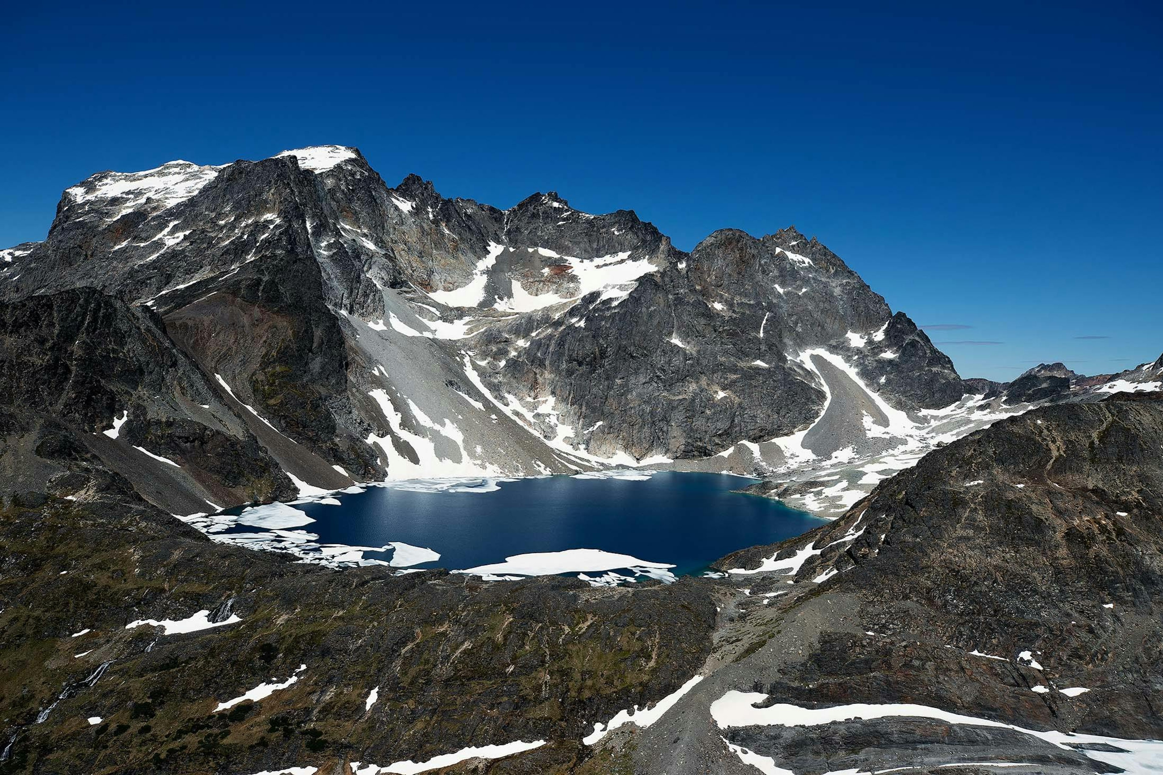 Black mountains, capped with snow, neighbor Ushuaia./Lucia Griggi