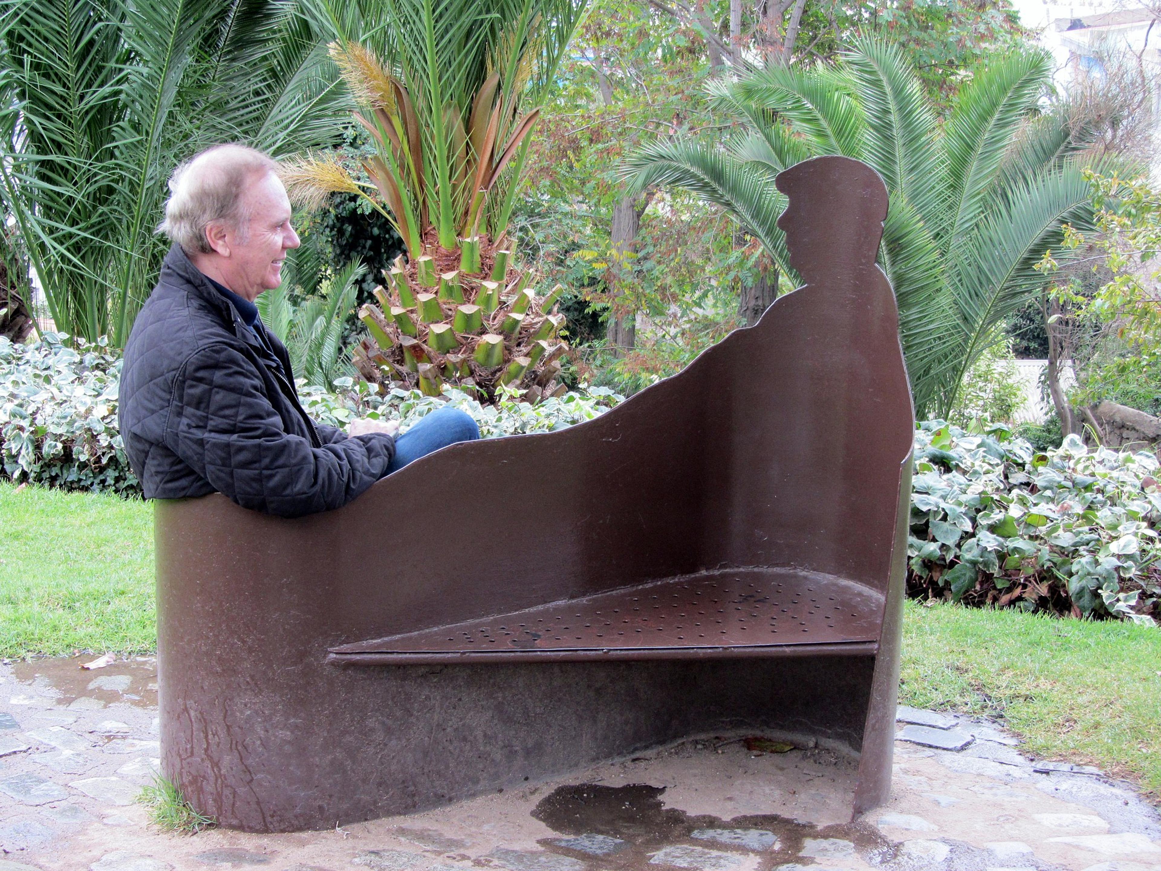At the home of the late poet Pablo Neruda, a visitor "chats" with the Nobel winner's silhouette in Valparaíso, Chile. /Rodrigo Fernández/Wikimedia Commons