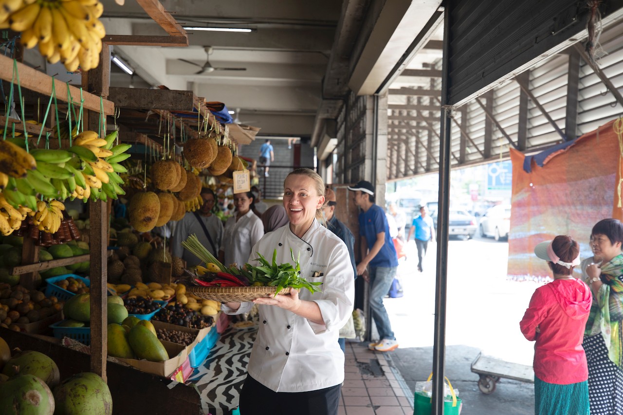 Chefs and food experts accompany guests during the onshore visits. /Lucia Griggi