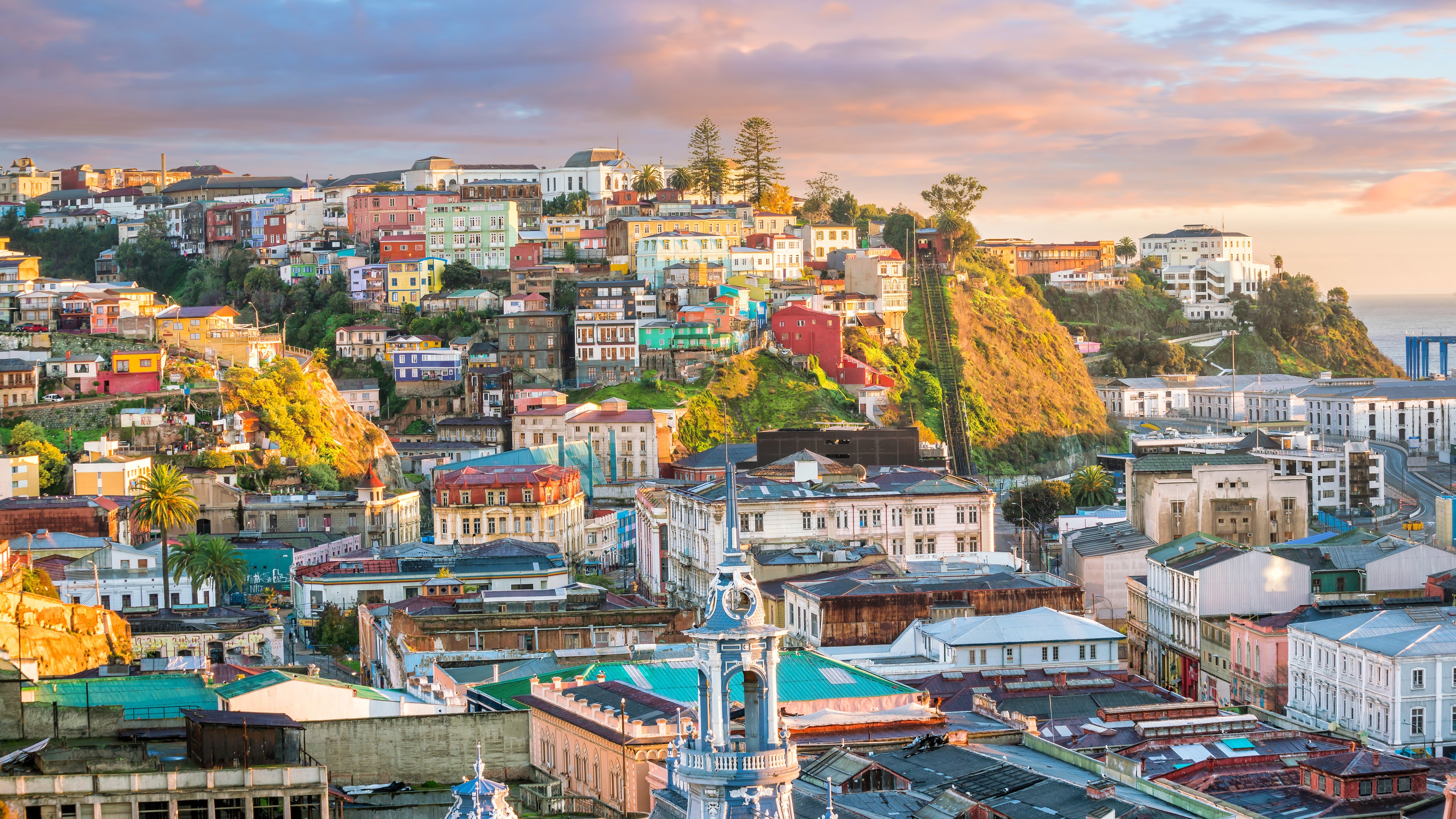 Colorful buildings of the UNESCO World Heritage city of Valparaíso, Chile./Shutterstock.