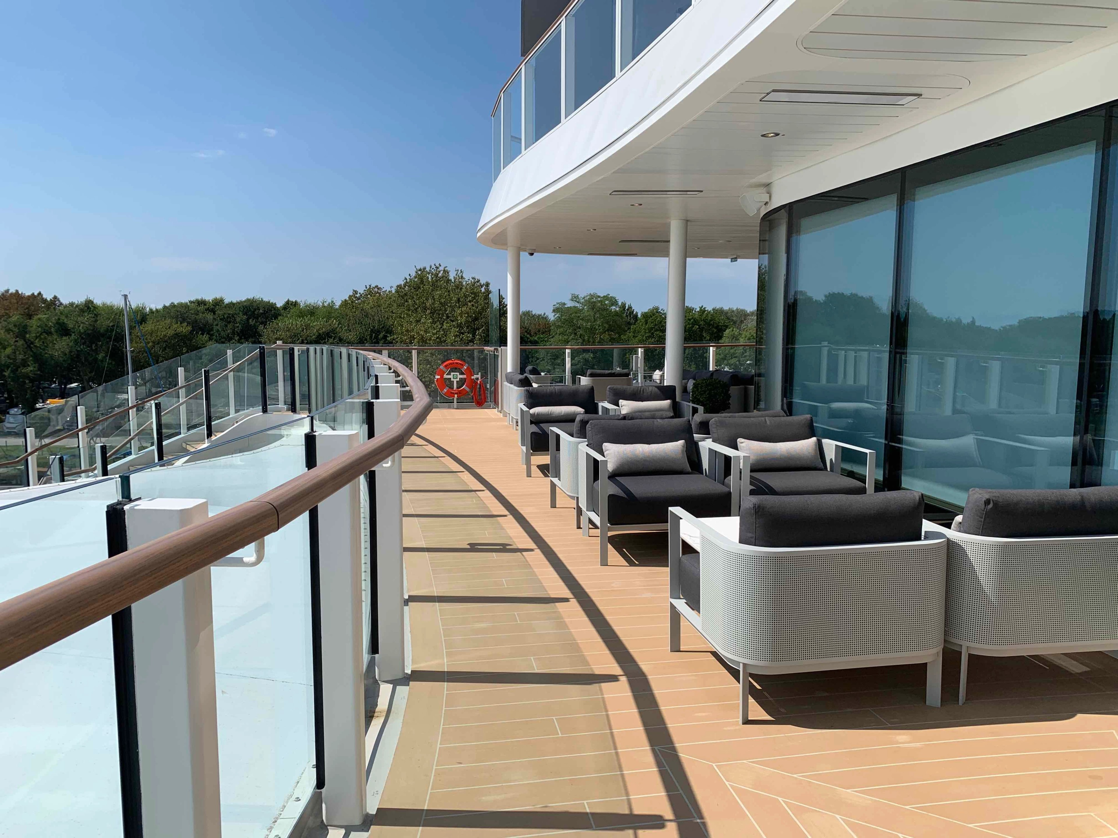 Alfresco in the Panorama Lounge. Photo by Teijo Niemela for Silversea