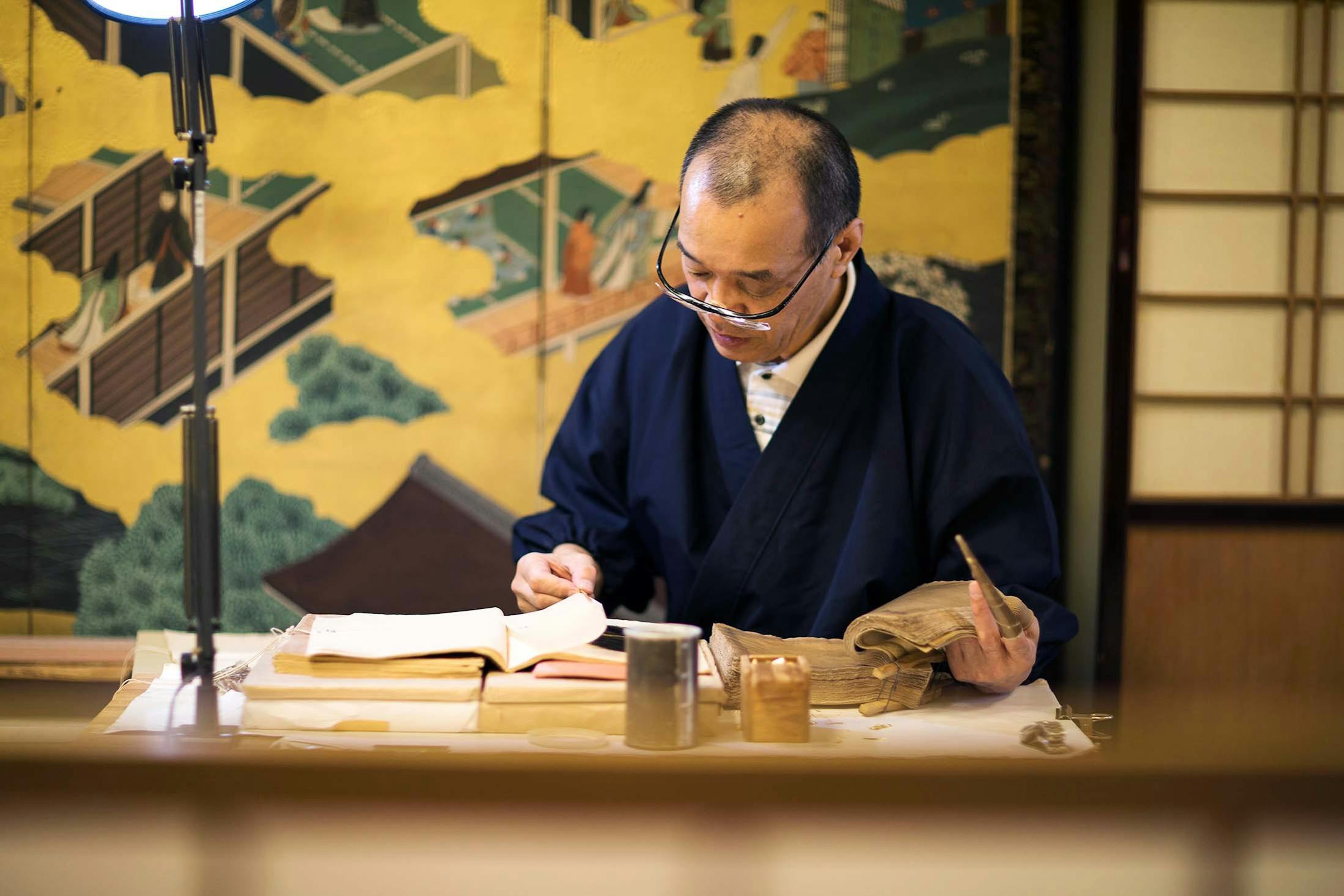 A gold leaf artisan at work in Kanazawa, Japan./Lucia Griggi